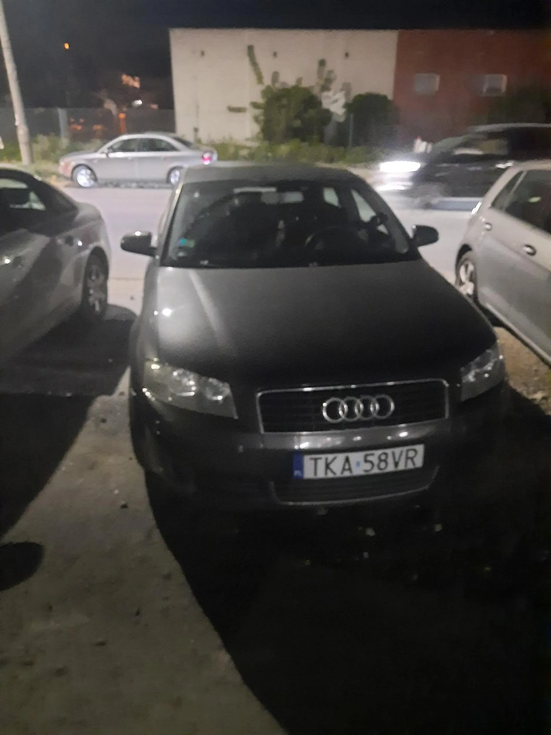 Samochód ciecia z biedronki krakow z dnia 20.10.22 uważać. Chodzi w kapturze z telefonem przy uchu.