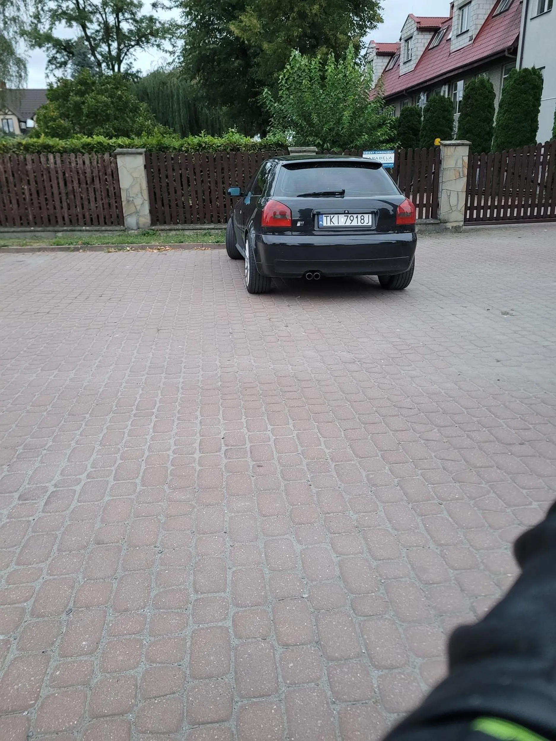 Zapierdala przez wieś grubo ponad 100km/h , po czym zatrzymuje go patrol i kierowca płaci 1500zł za poruszanie sie pojazdem nie dopuszczonym do ruchu