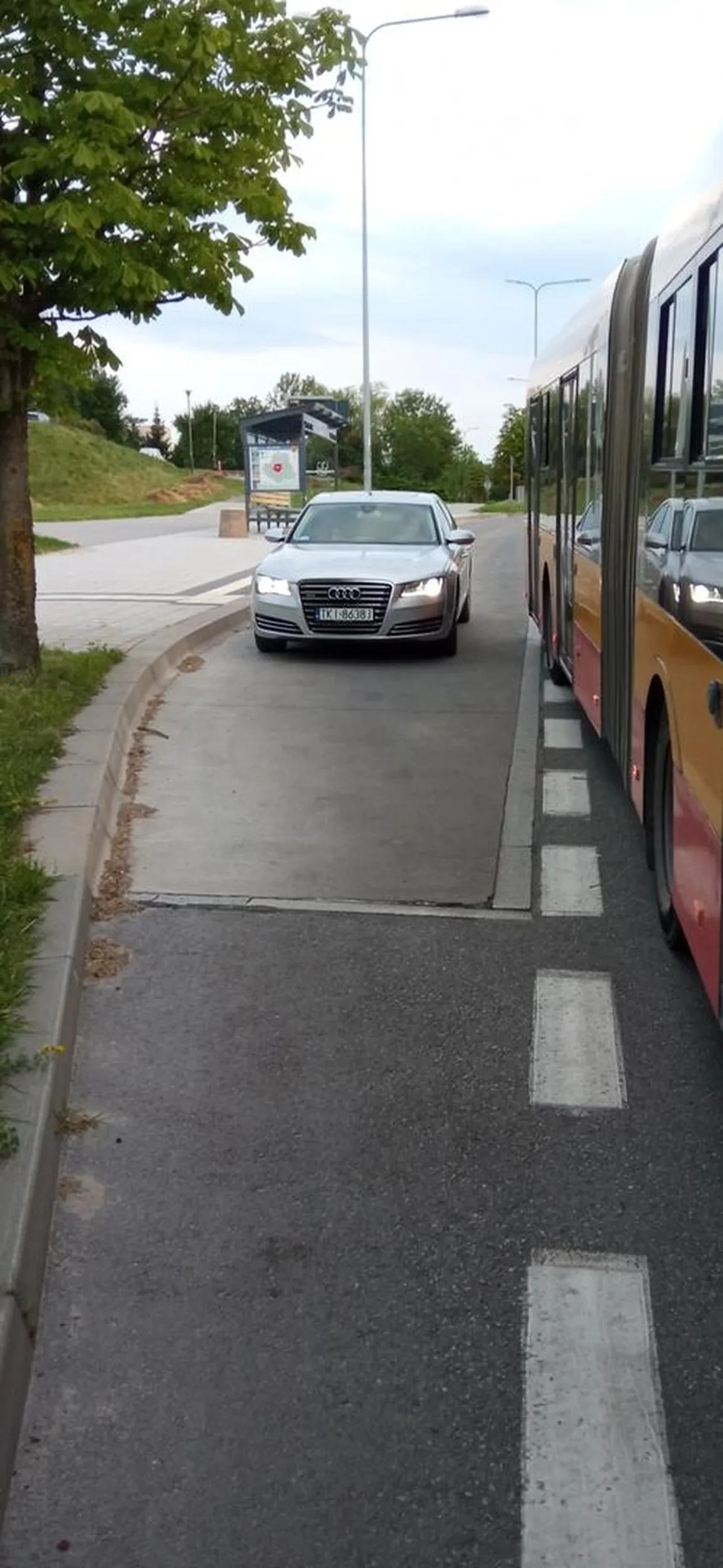 Pisda nie dość że blokuje zatokę autobusową to jeszcze strzela z ryja.