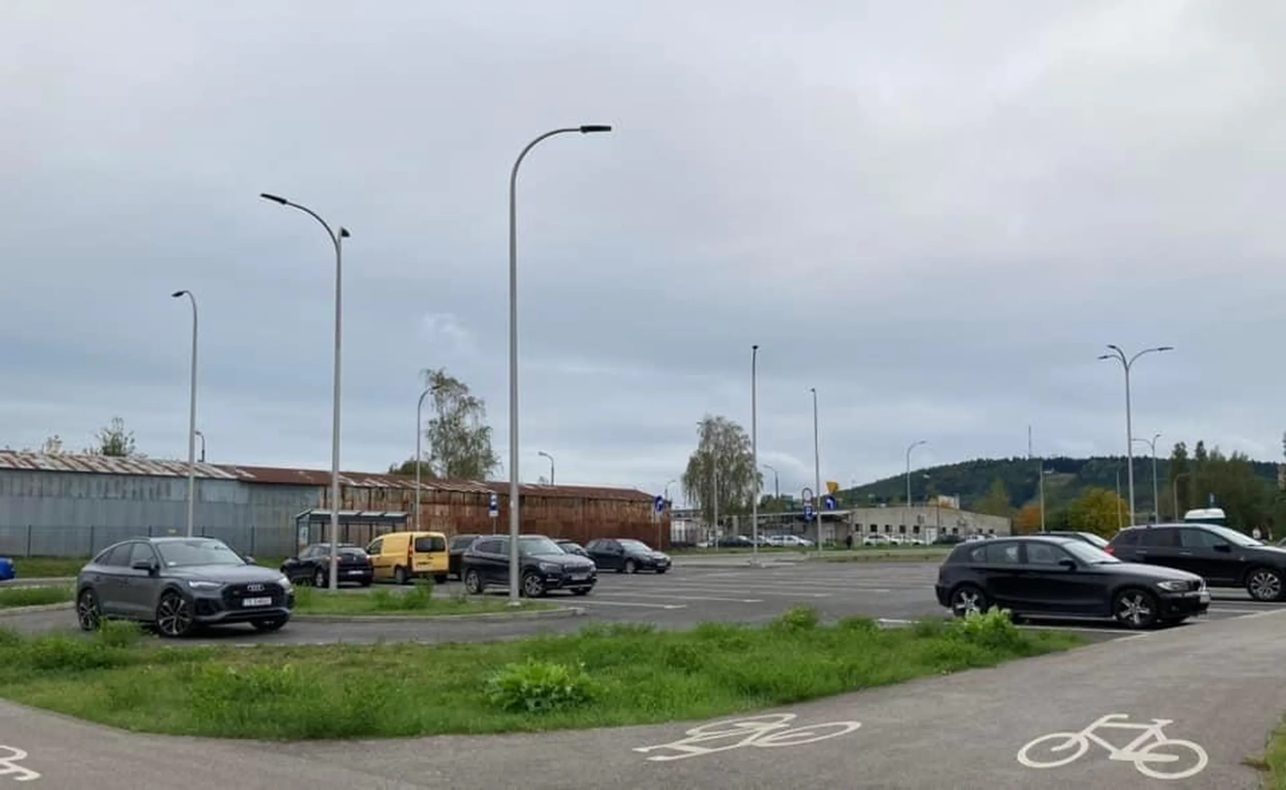 Parking pusty ale burżuj z audi musial zaparkowac na przejezdzie