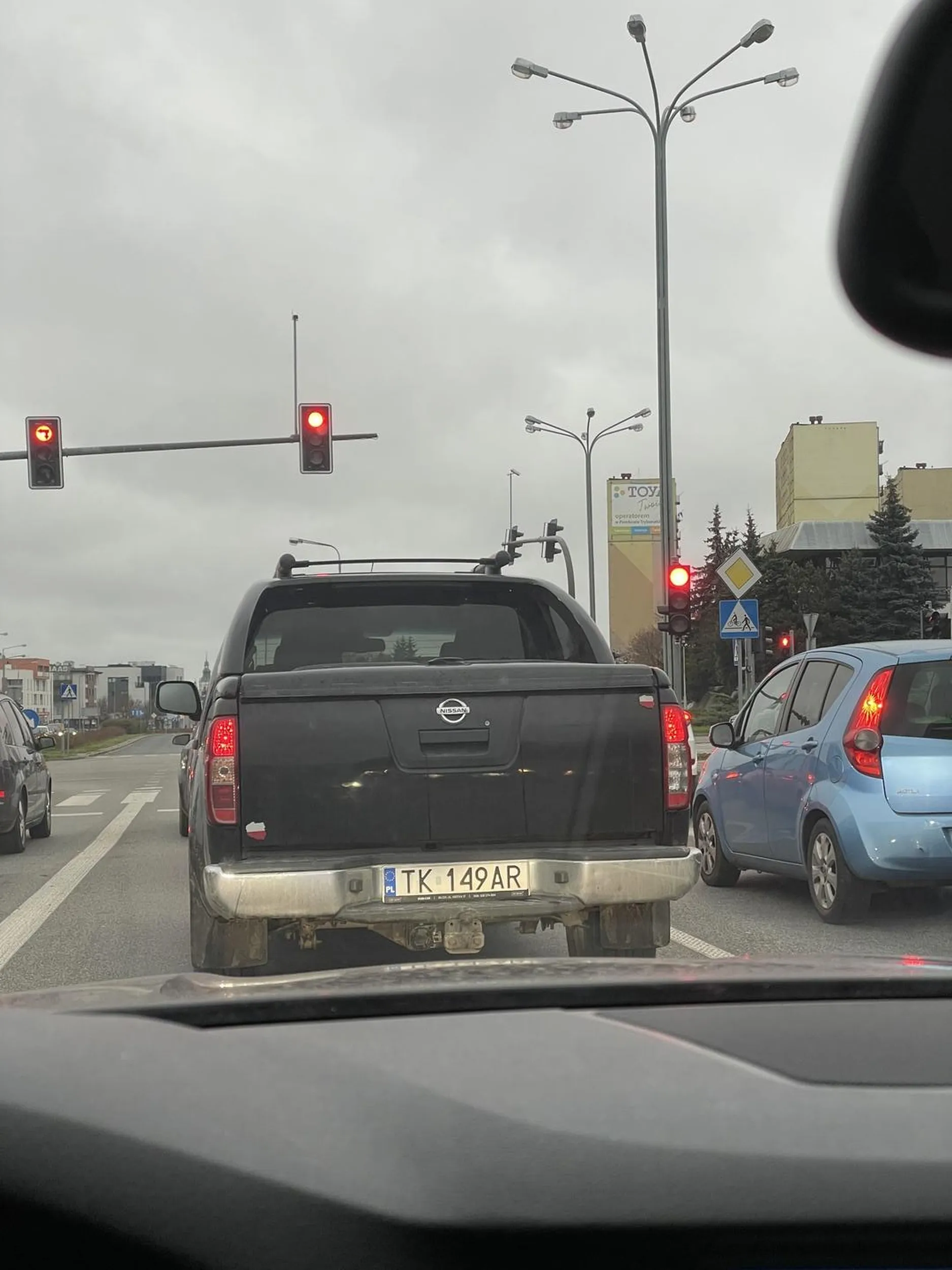 Pędzi przez miasto slalomem, wyprzedza na przejściu dla pieszych