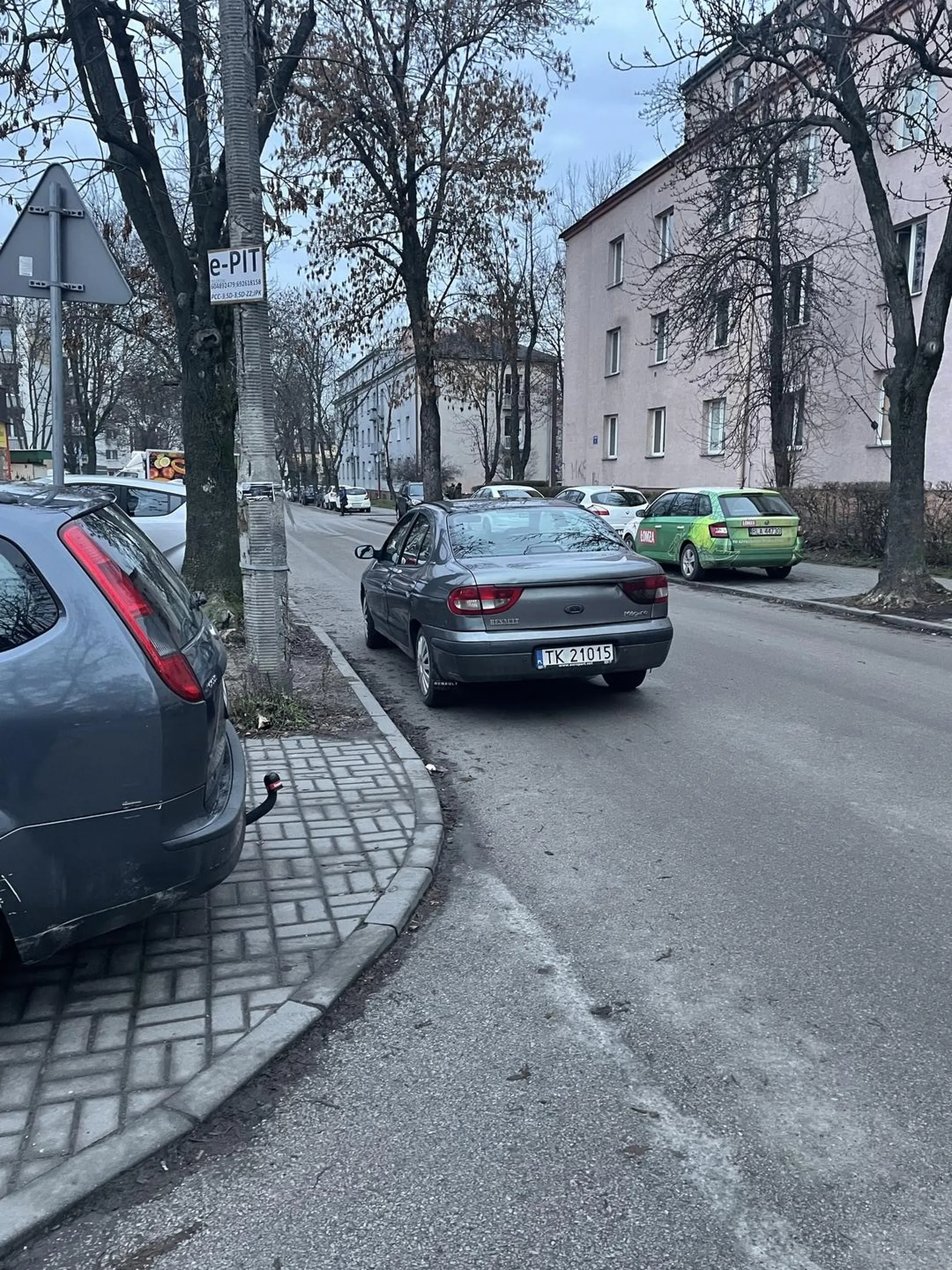 Tępa dzida, zaparkowała na ulicy bez awaryjnych. Po zwróceniu uwagi ona tylko na chwile mimo, ze pokazane zostało kilka wolnych miejsc