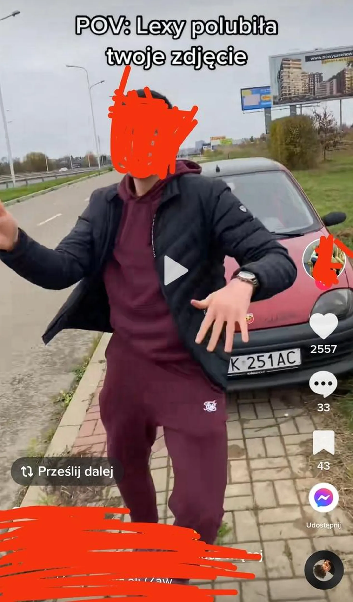 Wielce pan tik toker który w żałosny sposób zaprasza ludzi parkuje na chodniku nie zostawiając 1.5 metra przejścia. Ocenzurowałem twarz i nazwę konta by nie promować tego gnojka.