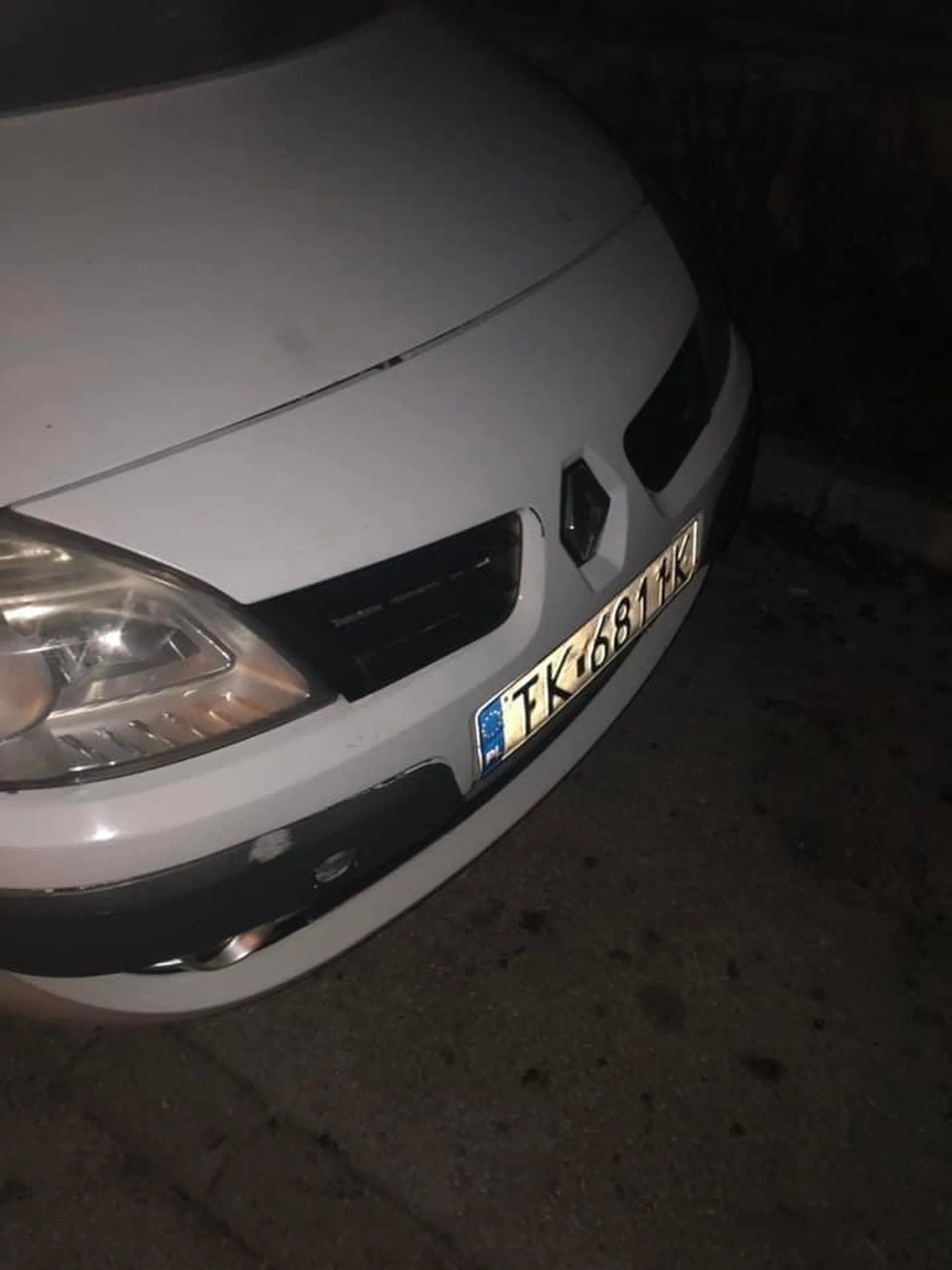 Burak parkuje tak, żeby kierowca z tylu nie mógł wyjechać a przed sobą ma 3m luzu