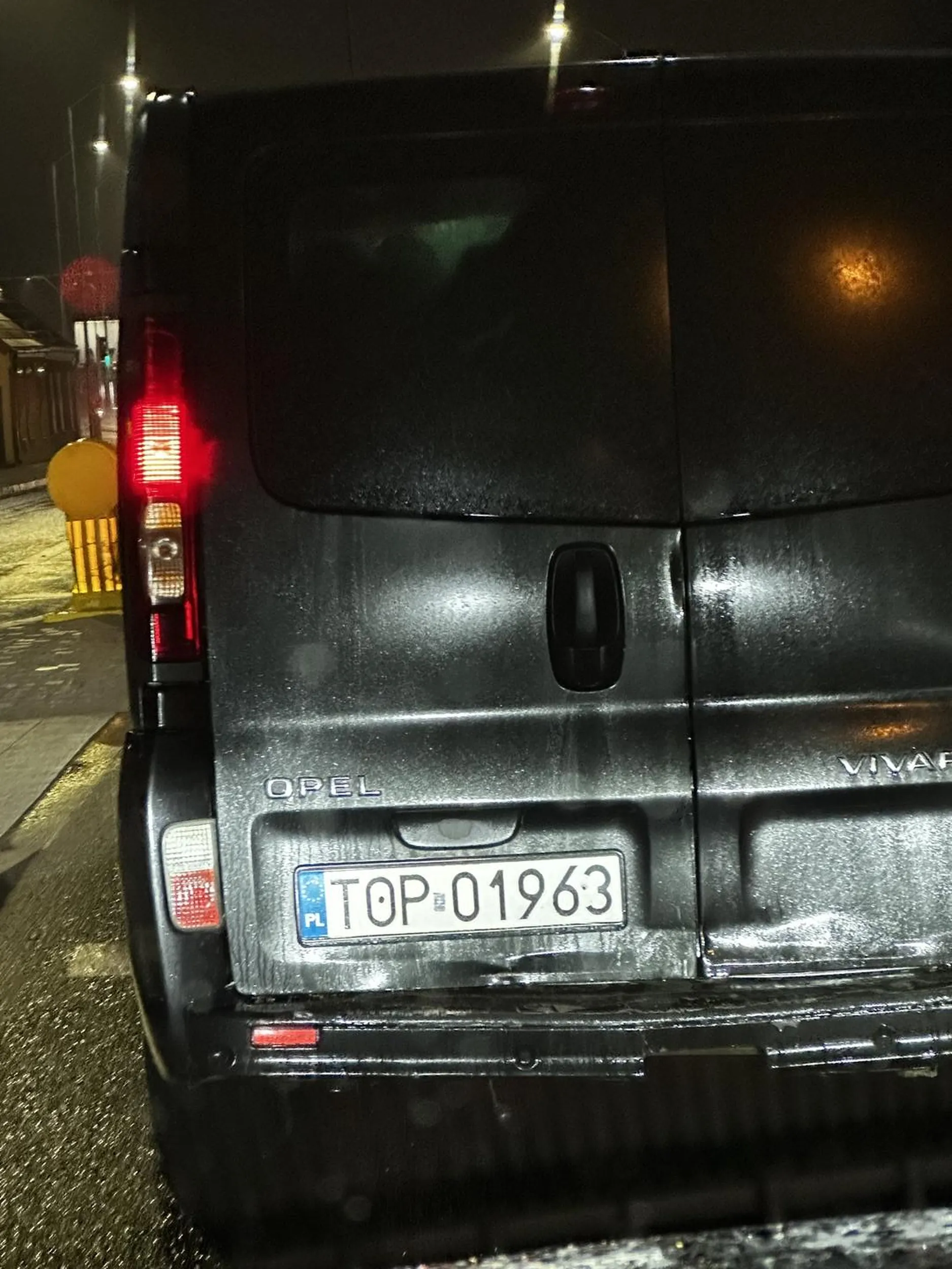 Kierowca wyjeżdża z podporządkowanej wymuszając pierwszeństwo w deszczowa pogodę! Proszę w taki sposób jeździć po swojej wsi. Fatalny kierowca!