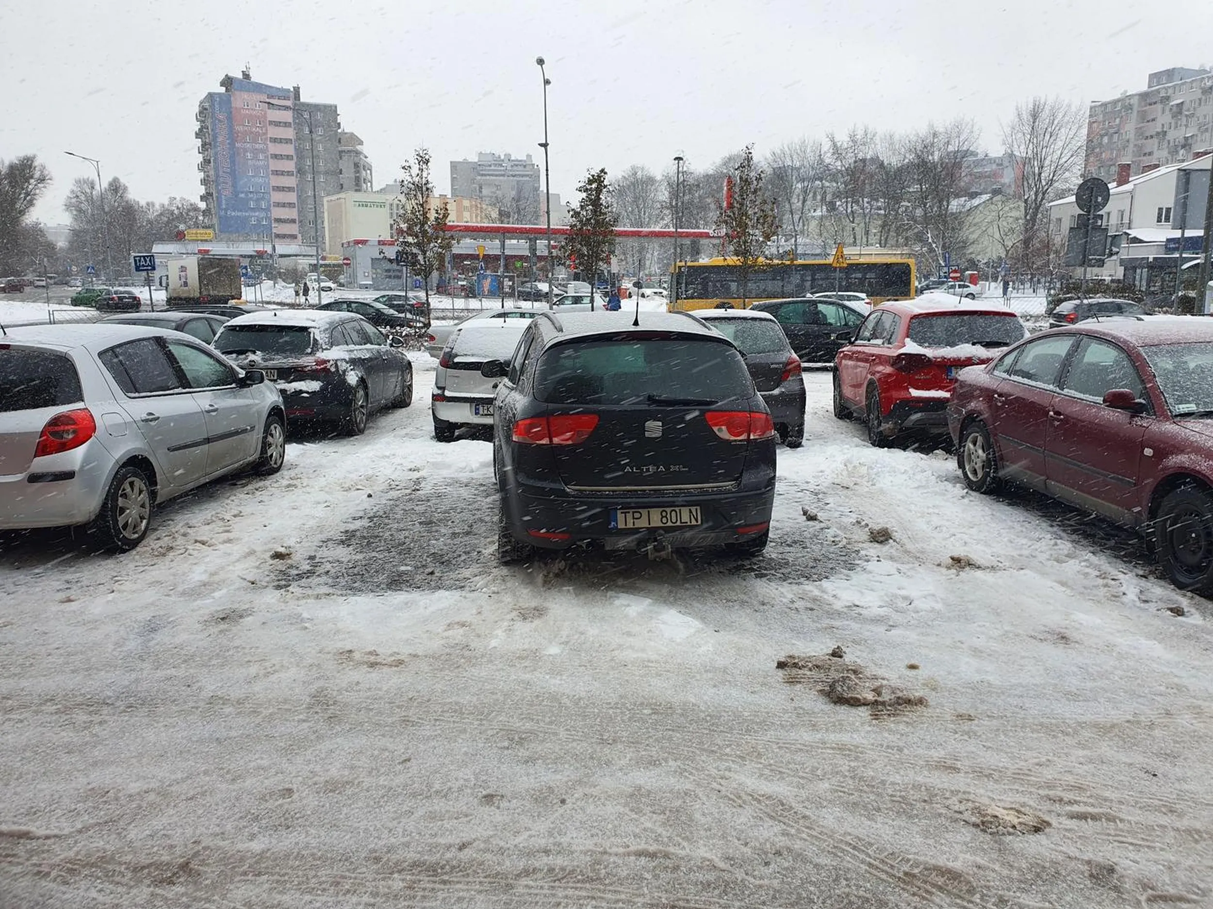 Brawo za zajęcie dwóch miejsc, na pewno nie dało się inaczej zaparkować...