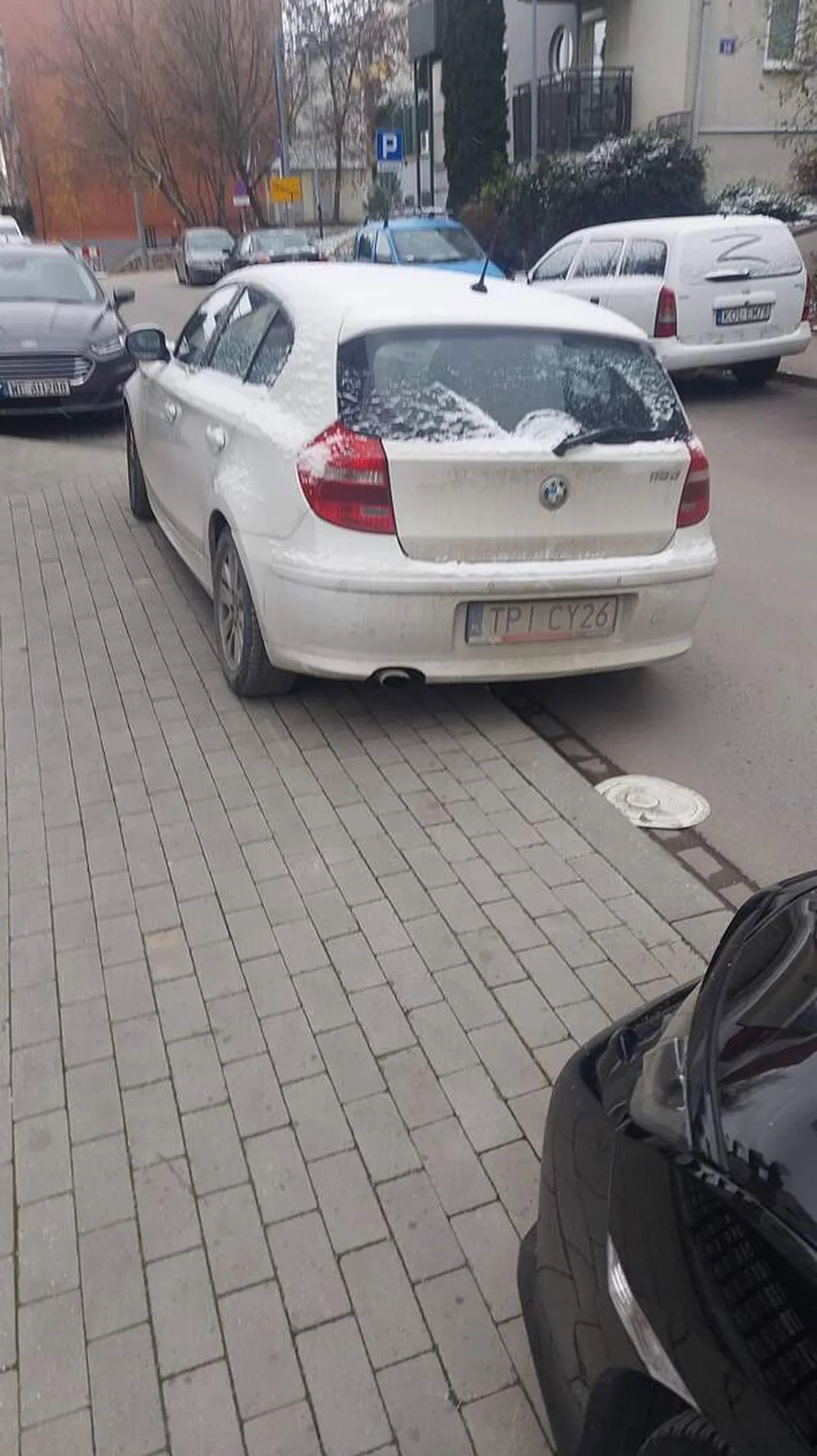 Pani regularnie stoi na chodniku albo chodniku i drodze blokując przejazd i przejście pieszych. Sprawa zgłoszona na straż miejską