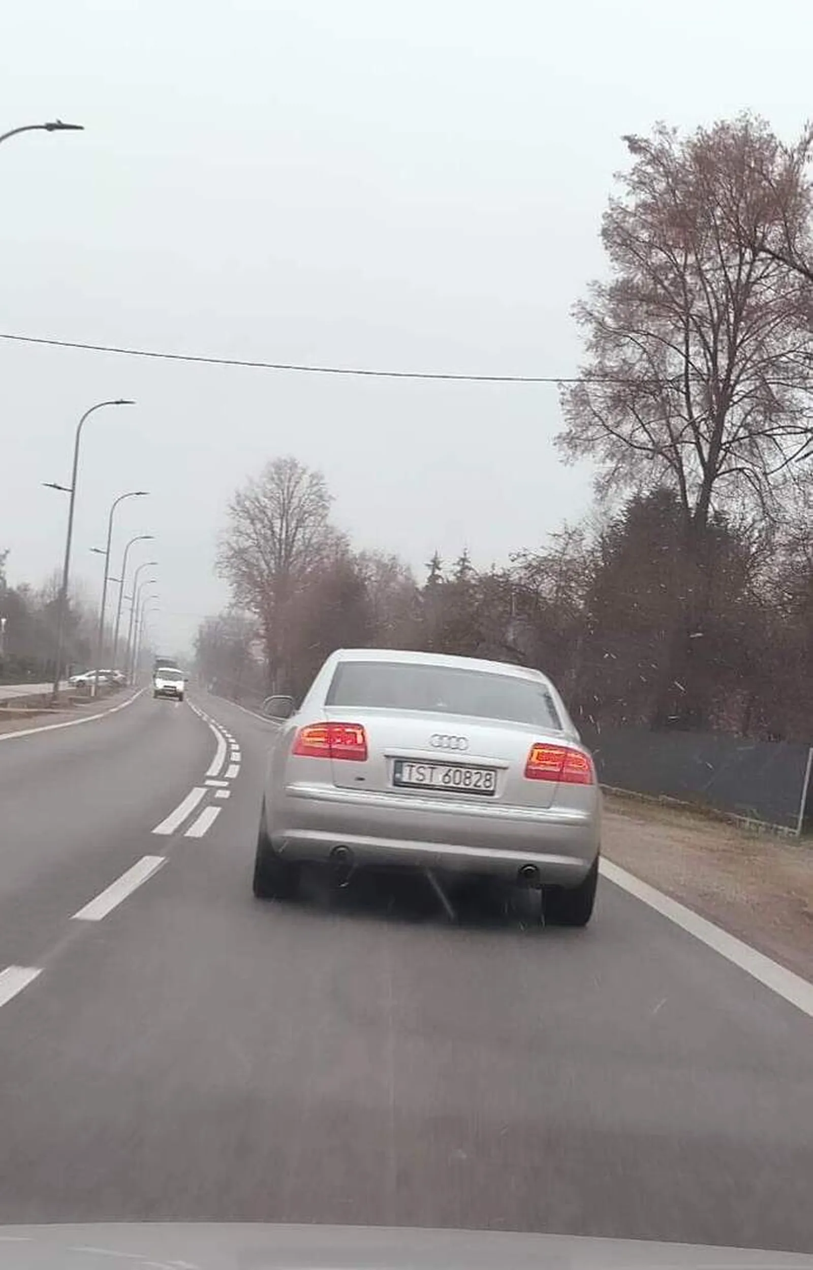 18 Listopada 2022 Na trasie numer 9 Kierowca Audi ze Starachowic na 90 km/h jechał 70 km/h i przy próbię wyprzedzania przyspieszał nawet do 120km/h i nie dał się wyprzedzić dziękuję za taką jazdę i pozdrawiam kolegę z Audi