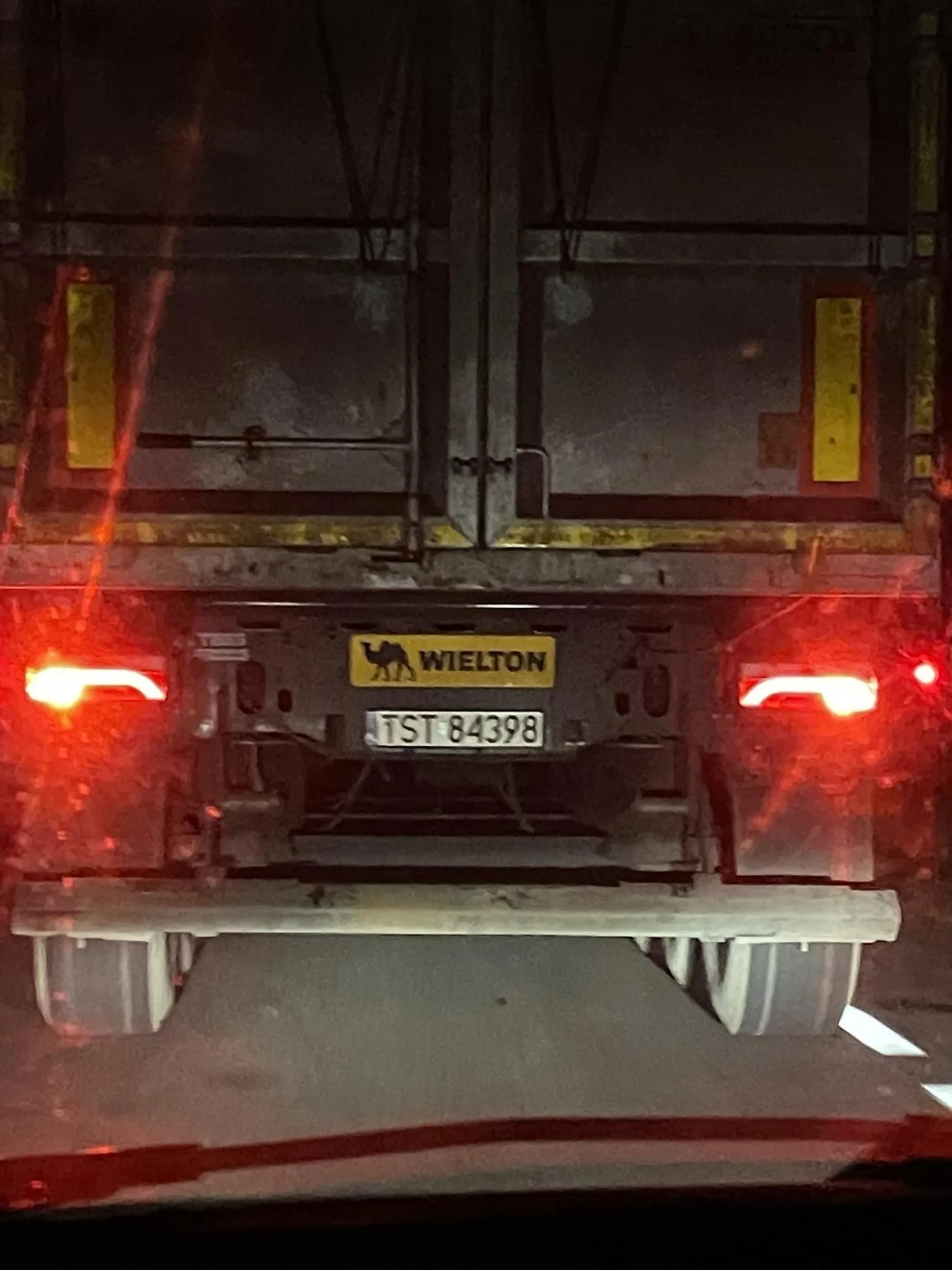 Wyprzedza nawet wtedy kiedy z naprzeciwka jadą inne samochody , jak jechał za mną świecił mi światłami abym przyspieszyła chociaż aie nie dało , na koniec wyprzedził ciężarówkę na zakręcie