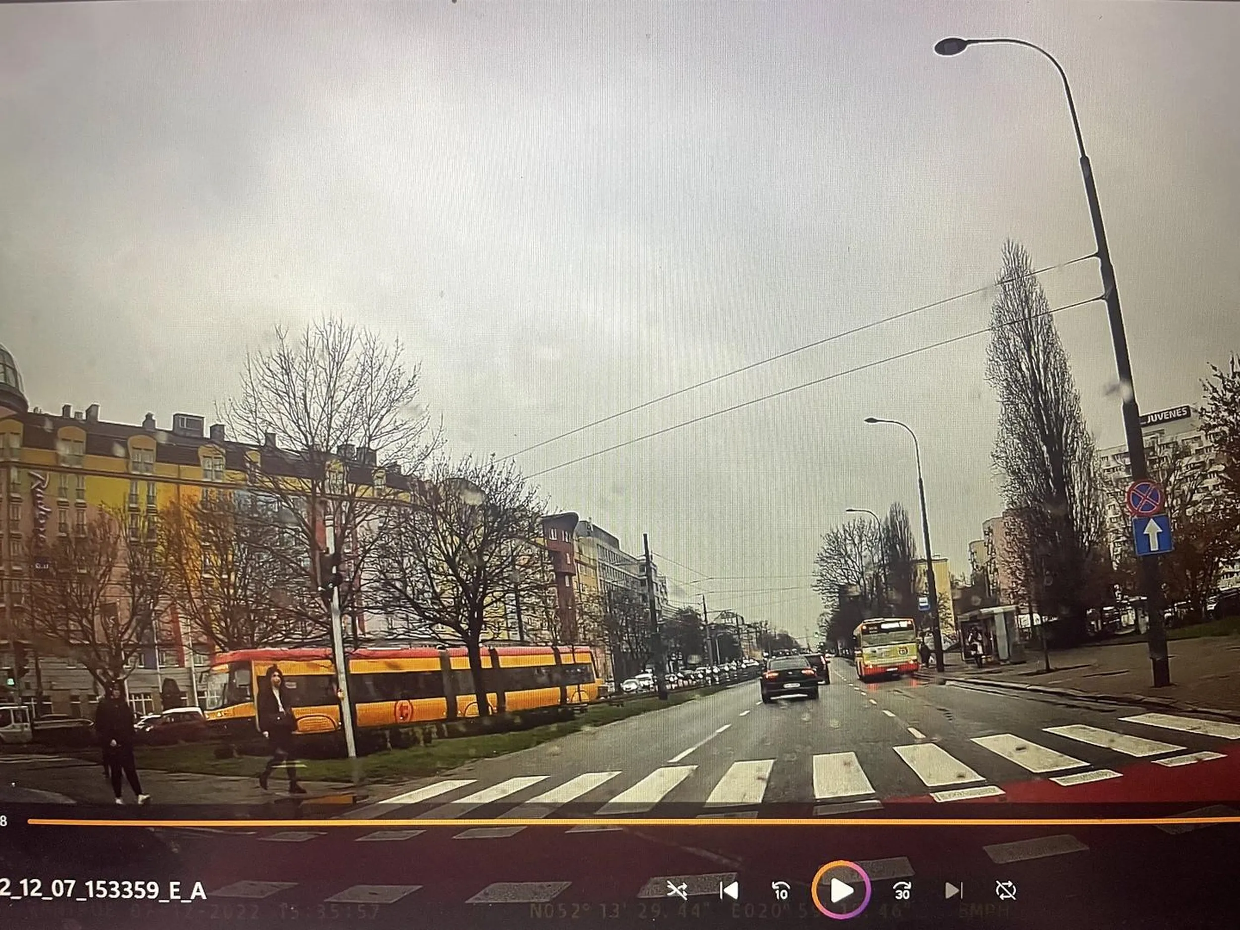 rozjechałby dwie piesze na przejściu dla pieszych (nie ustępując im pierwszeństwa mimo doskonałej widoczności na drodze). Takie chamstwo  na drodze trzeba tępić.