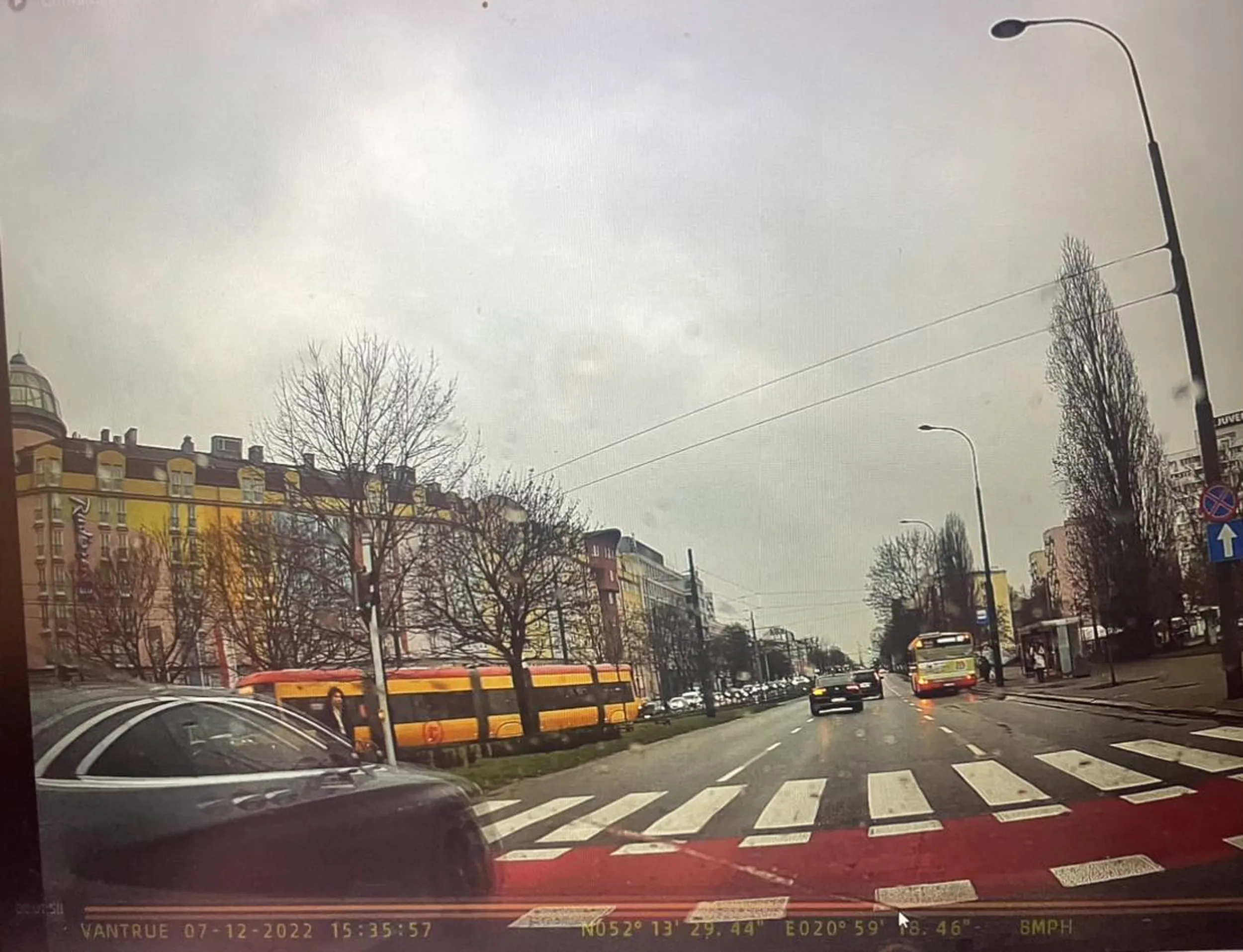 rozjechałby dwie piesze na przejściu dla pieszych (nie ustępując im pierwszeństwa mimo doskonałej widoczności na drodze). Takie chamstwo  na drodze trzeba tępić.