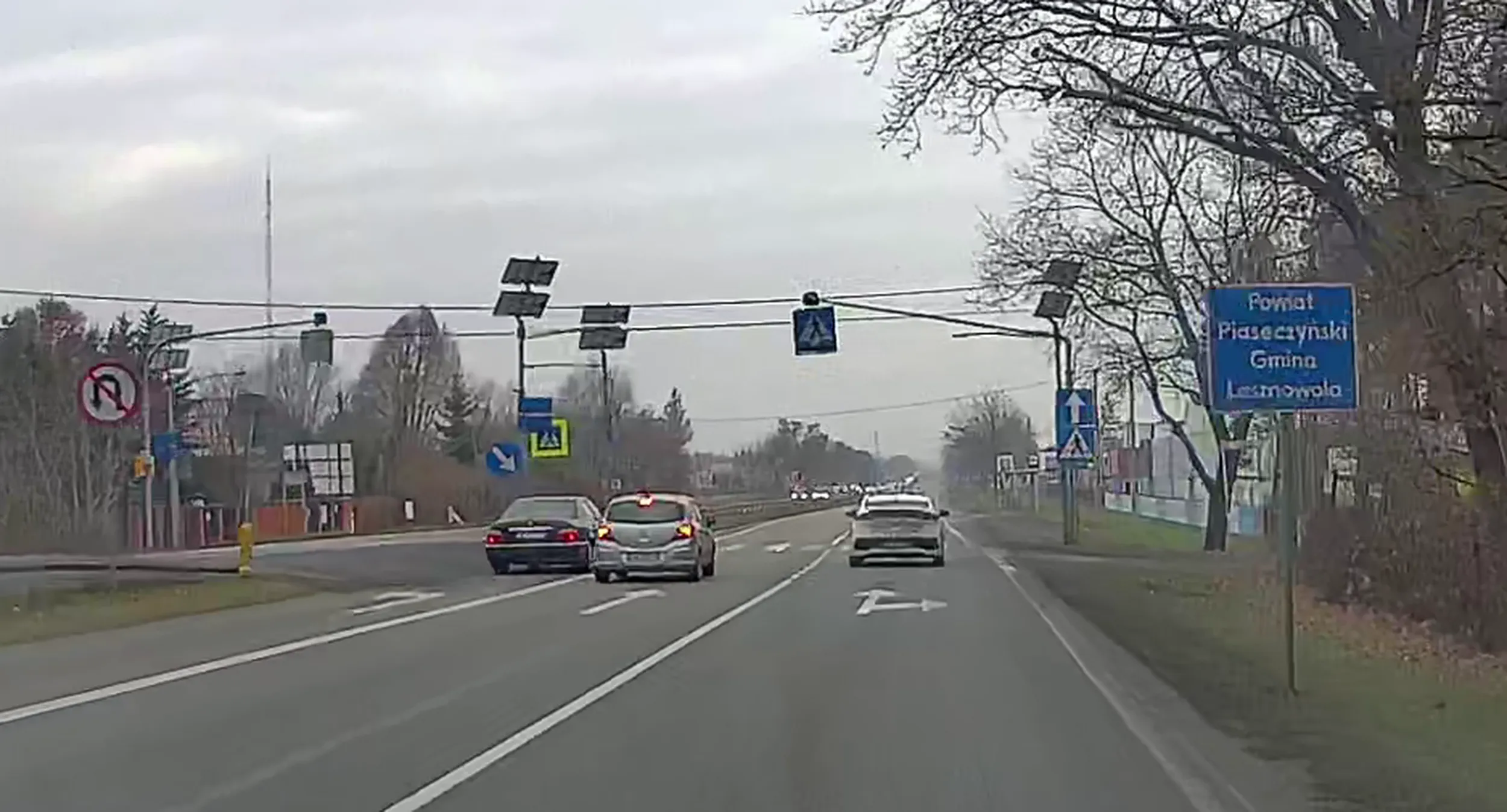 Wyjątkowy cebularz z miękką paróweczką. Kupił sobie 27 letnią Hondę i myśli, że droga jego. Najpierw kolesiowi wsiadł na zderzak gdy ten jego zdaniem za wolno mnie ywprzedzał, a potem sam go wyprzedził na skrzyżowaniu używając pasa do skrętu w lewo i depnął mu po hamulcach przed maską. Następny leczący kompleksy sypialniane... Postaram się jutro najpóźniej po jutrze wrzucić z tego filmik do siebie na kanał (Jade i Pacze)