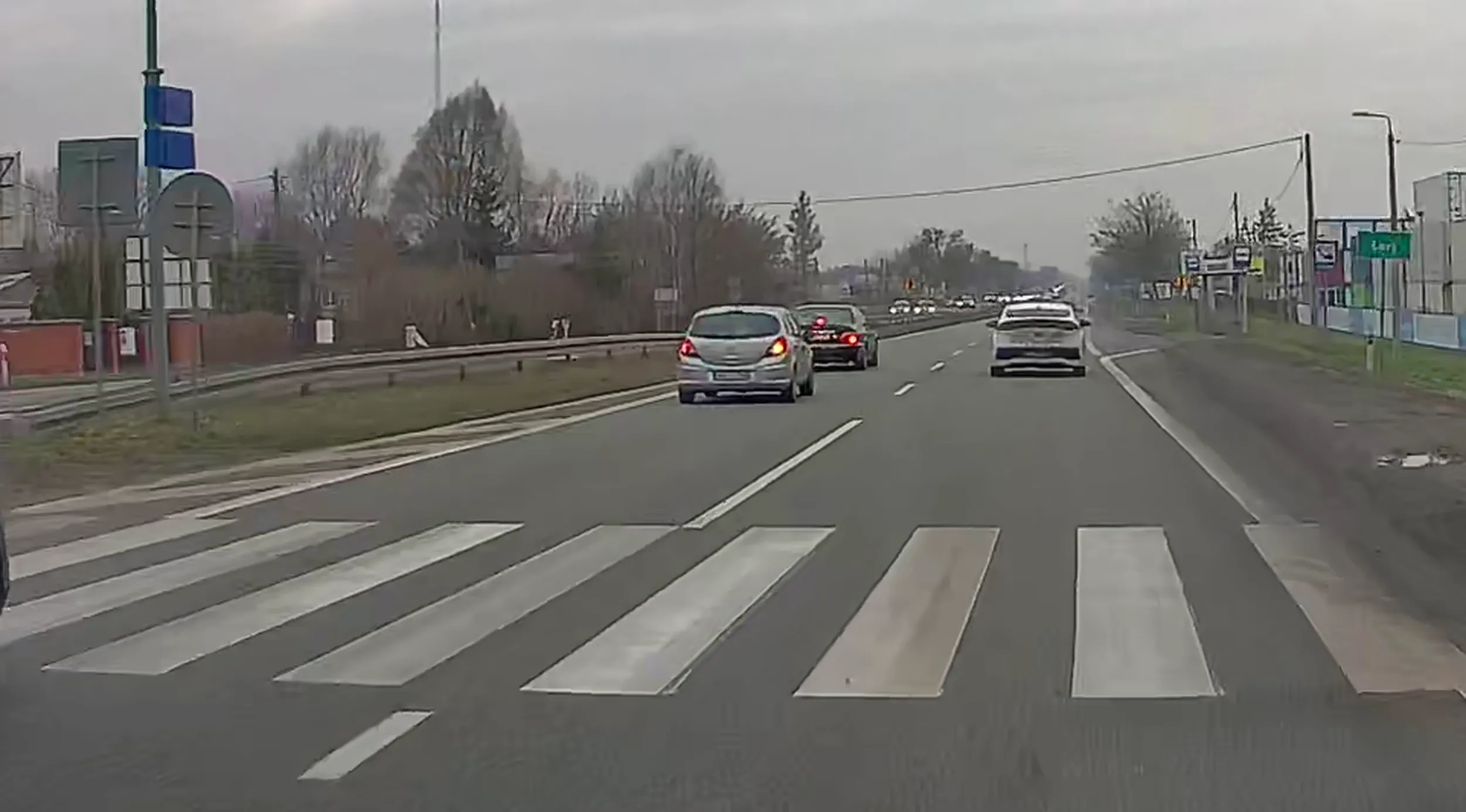 Wyjątkowy cebularz z miękką paróweczką. Kupił sobie 27 letnią Hondę i myśli, że droga jego. Najpierw kolesiowi wsiadł na zderzak gdy ten jego zdaniem za wolno mnie ywprzedzał, a potem sam go wyprzedził na skrzyżowaniu używając pasa do skrętu w lewo i depnął mu po hamulcach przed maską. Następny leczący kompleksy sypialniane... Postaram się jutro najpóźniej po jutrze wrzucić z tego filmik do siebie na kanał (Jade i Pacze)