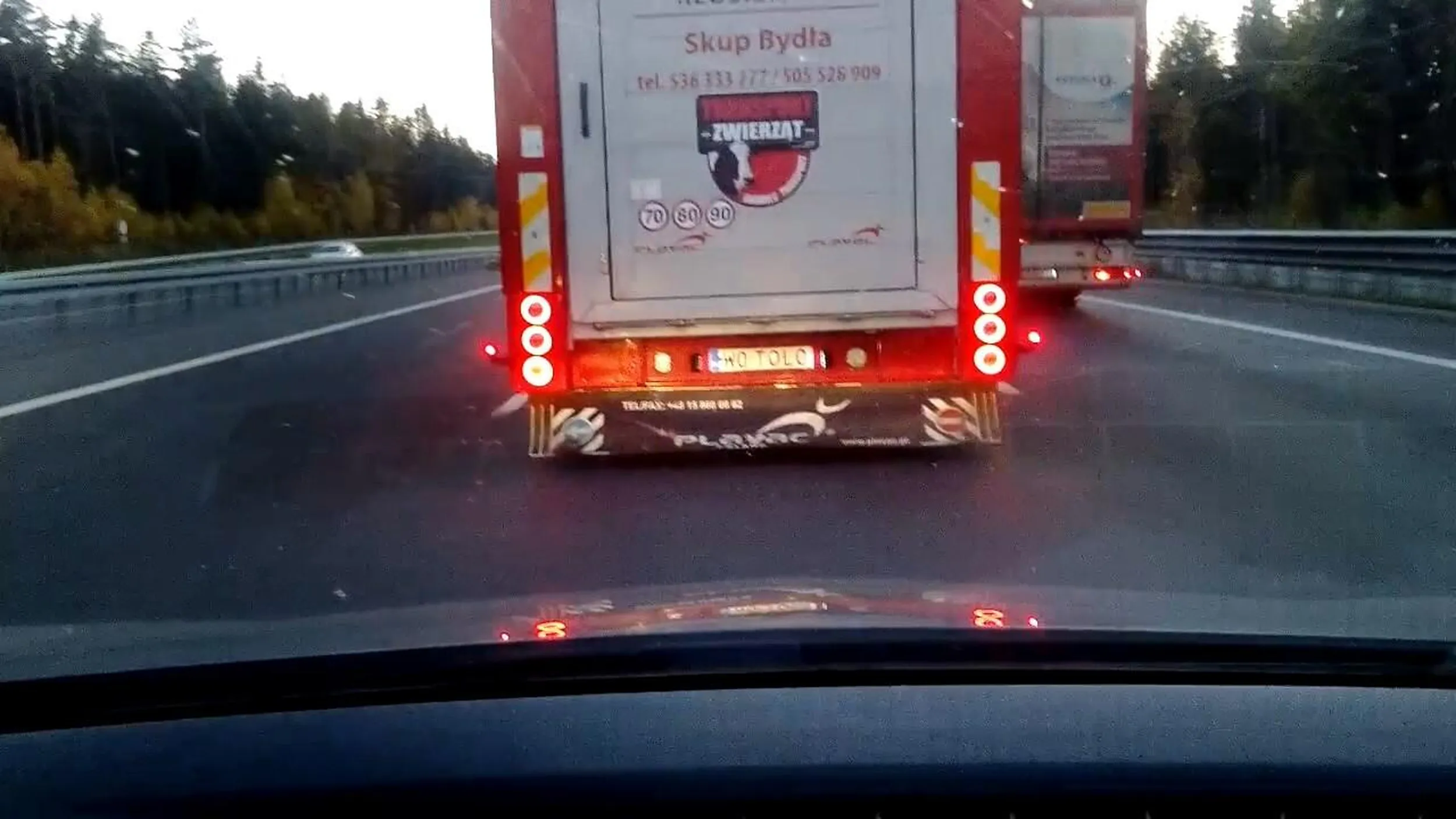 Zmienia pas wjeżdżając przed maskę przy 120 km/h. Zapomniał chyba, że wyprzedzanie TIR-ów nie jest obowiązkowe, a kierunkowskaz włączony 3 sekundy wcześniej nie daje mu pierwszeństwa.