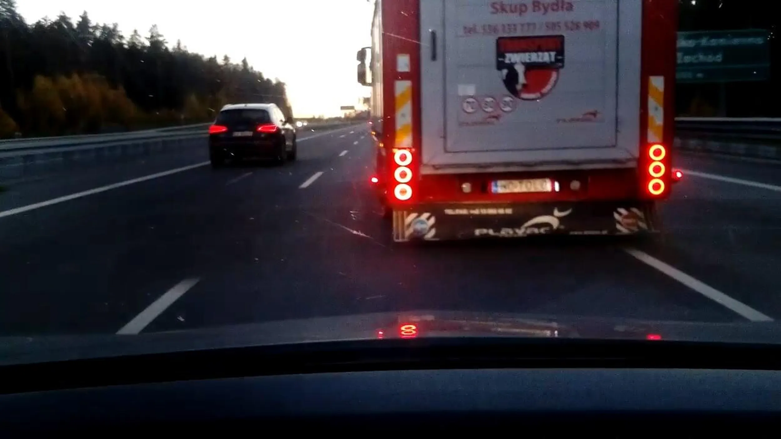 Zmienia pas wjeżdżając przed maskę przy 120 km/h. Zapomniał chyba, że wyprzedzanie TIR-ów nie jest obowiązkowe, a kierunkowskaz włączony 3 sekundy wcześniej nie daje mu pierwszeństwa.