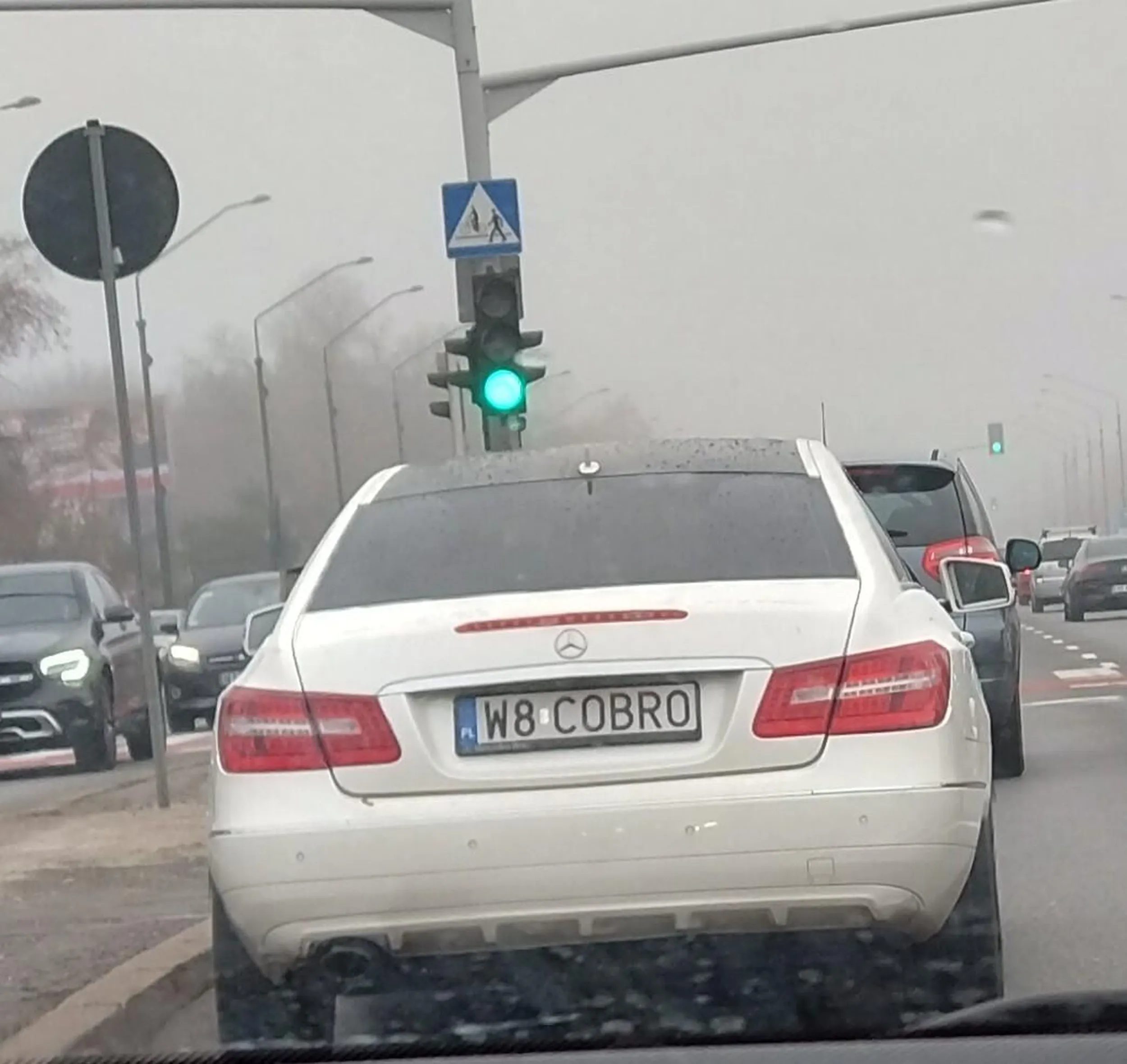 Jedzie jak pipa, a jak widzi, że ktoś chce zmienić pas nagle przyspiesza. Sadzi się jak...