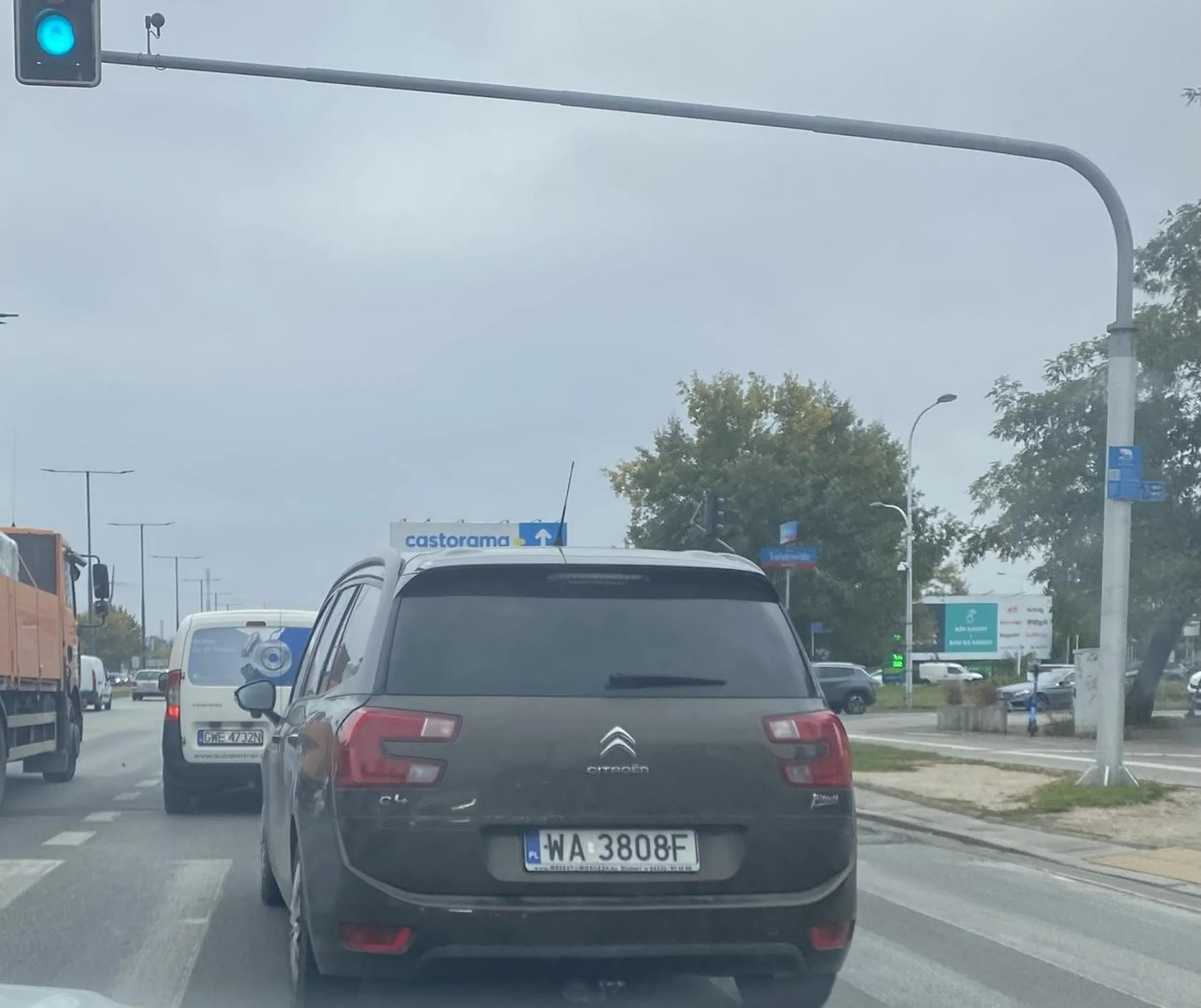 Ładnie to tak wyprzedzać na pasach?