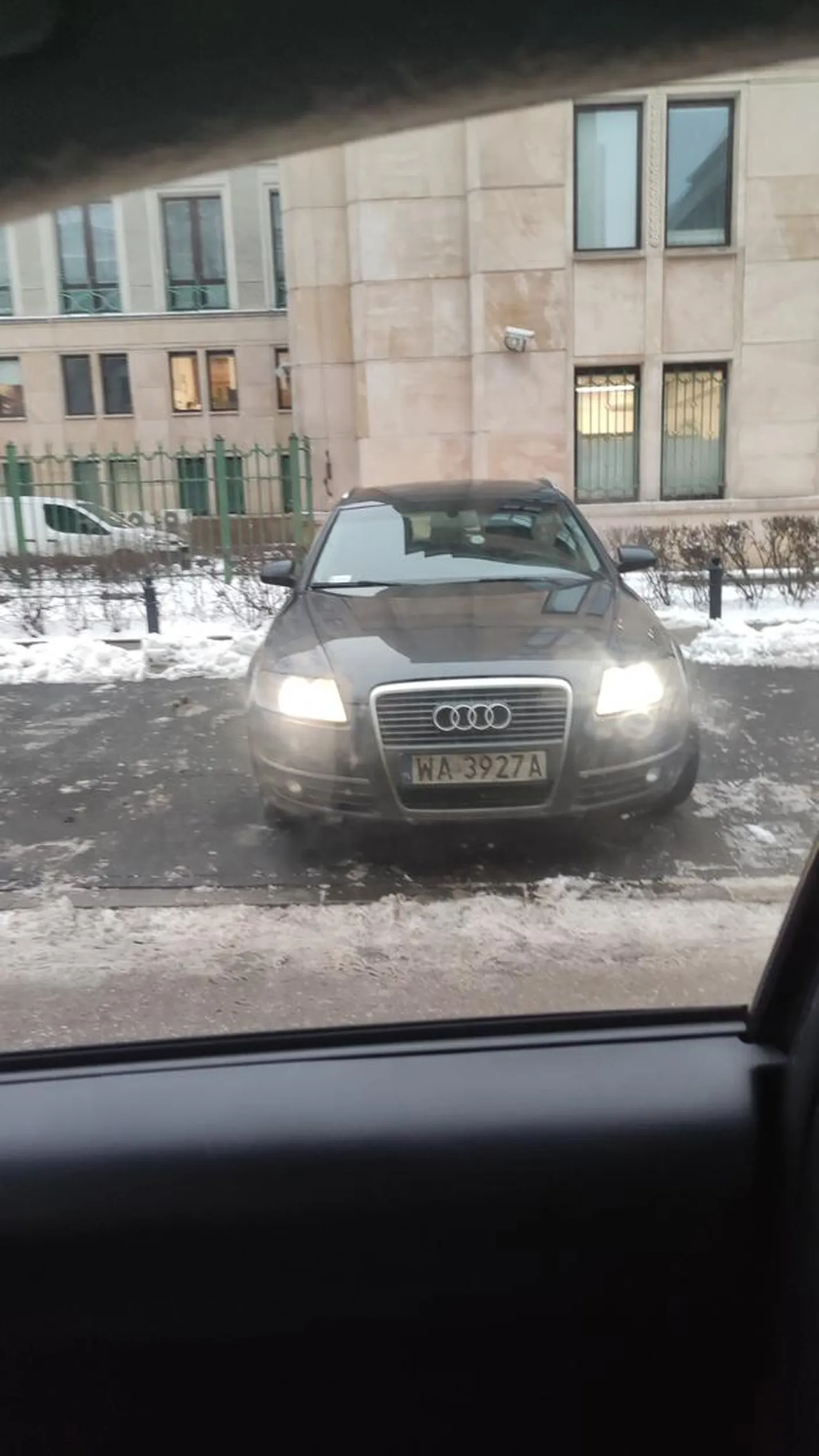 Szefuniu, ale jak masz za duże auto i jie radzisz sobie z gabarytem to nie wyjeżdżaj na ulicę bez sprawdzenia czy akurat nie ma tam innego uczestnika ruchu. Pozdrawianie kobiety dwoma środkowymi palcami jest wysoce niestosowne i głupie zwłaszcza jeśli pracujemy obok siebie i jesteśmy bardzo nieogarnięci....na pewno się dziś spotkamy ?