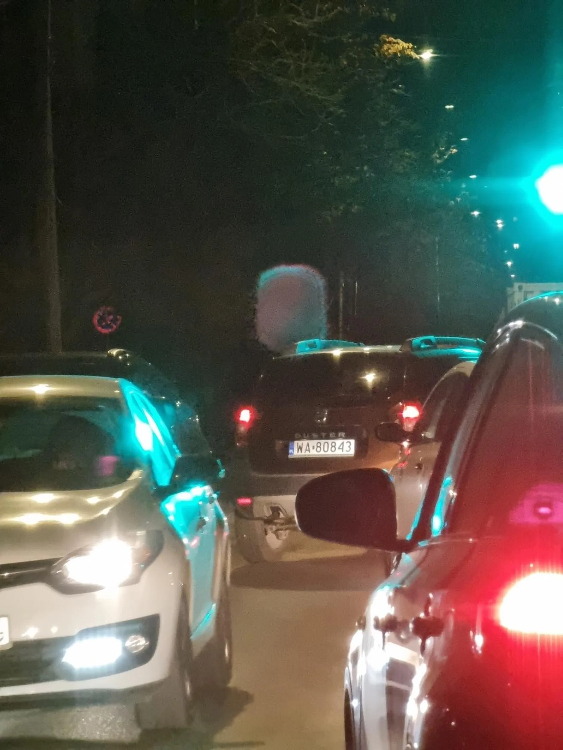 Kierowca to ameba, totalny bezmózg! Zablokował ruch wahadłowy i ani myślał ruszyć jakkolwiek żeby się rozładowało. Gardzę takimi niedzielnymi użytkownikami samochodów.