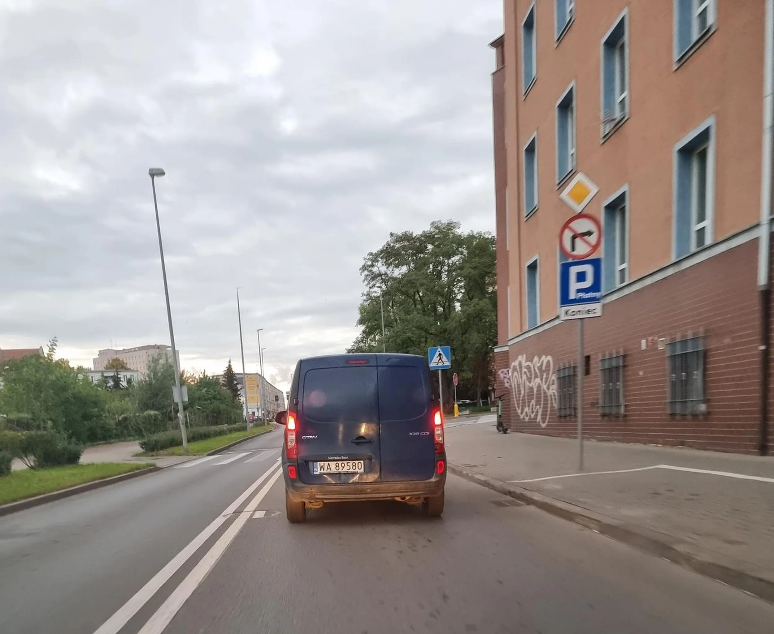 Co za pet jeden. Nie dość że wymusił pierwszeństwo to jeszcze po chamsku zajeżdża drogę i daje po heblach. Trzeba być ograniczonym umysłowo, żeby z premedytacją stwarzać zagrożenie na drodze. Można być śmierdzącym petem? Można. Bez pozdrowien. Cha Ci w de