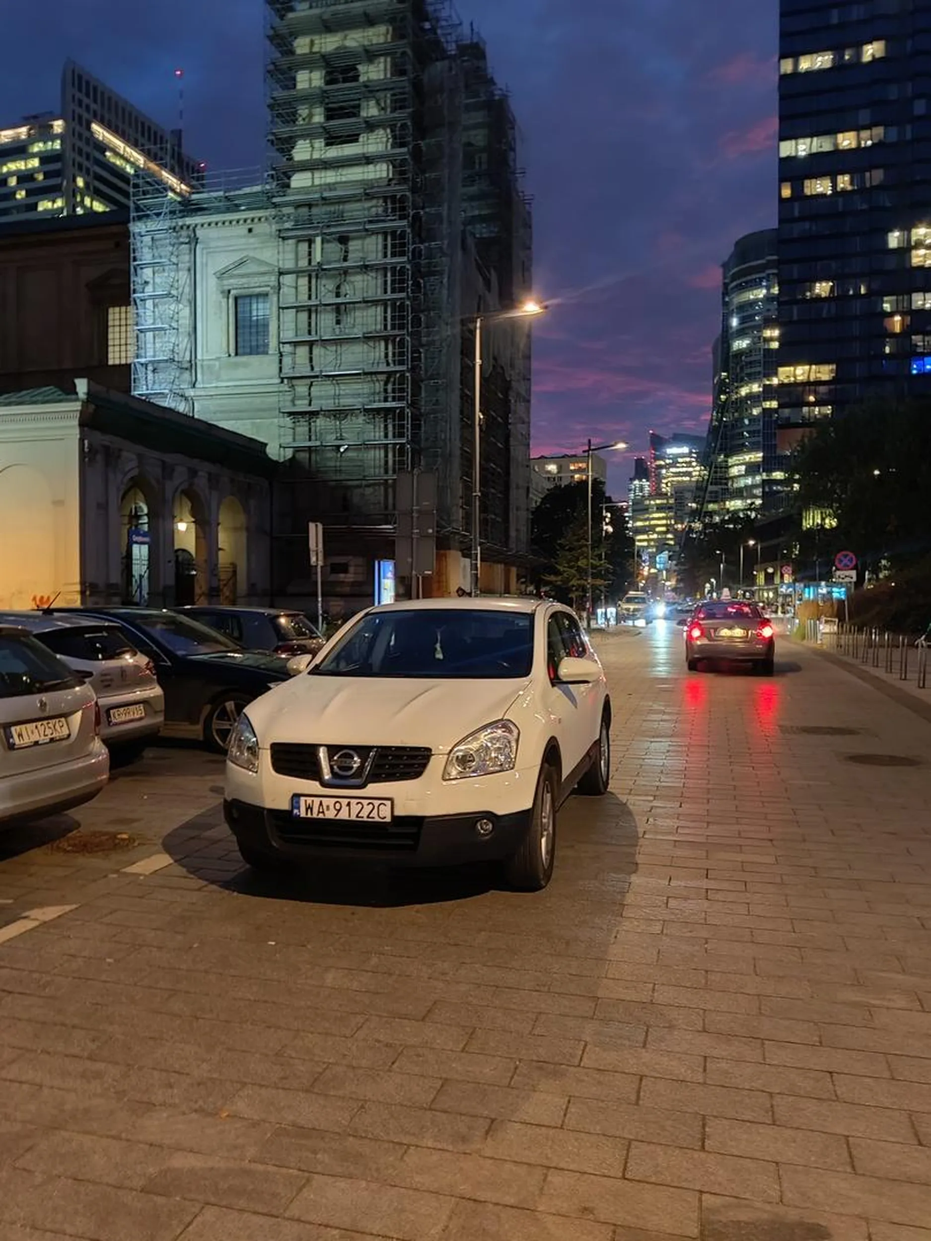 20 minut już czekam aż łaskawie właściciel wróci i odjedzie. blokuje mi wyjazd z parkingu