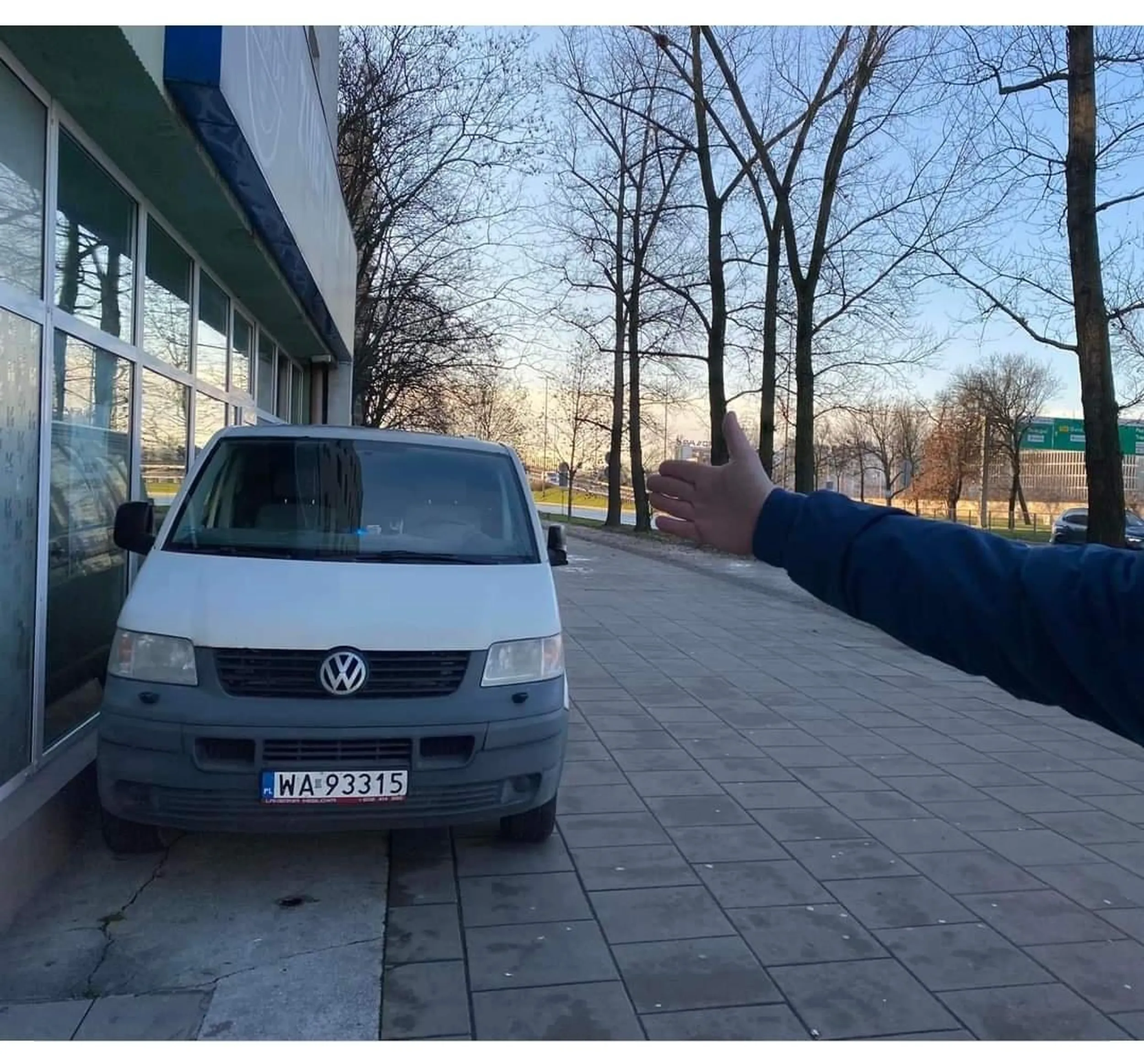 Czas mija, a człowiek się nie zmienia. Ignorancja przepisów i jazda po chodniku orqz pyskowanie do osoby, która zwróciła jegomościowi uwagę, że nie należy jeździć po chodniku.