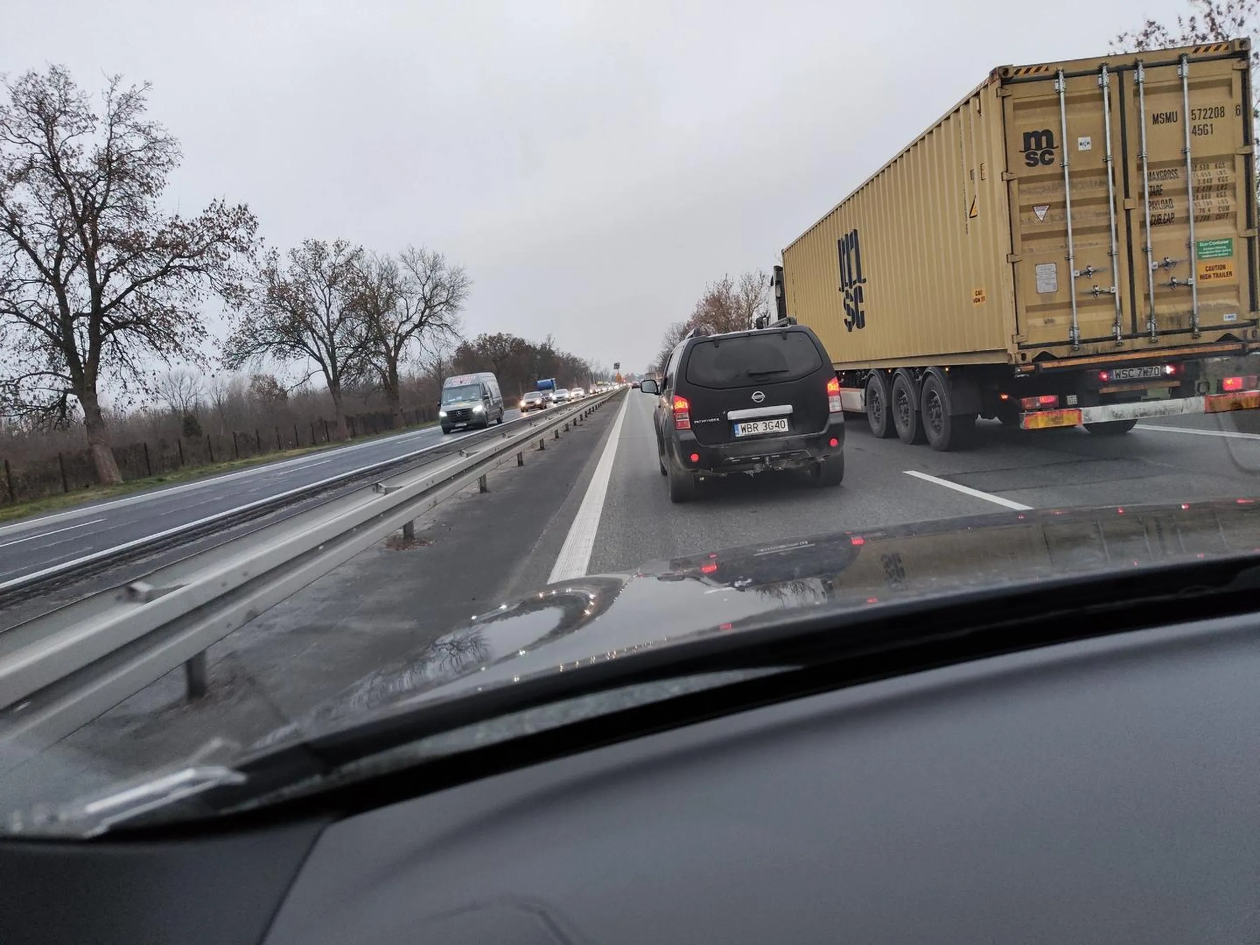 Typowy gĘSIARZ z BiałobrzegÓW. Najpierw wyjeżdża przed maskę a potem złośliwie blokuje. Tak to jest jak menelstwo wsiądzie do samochodu