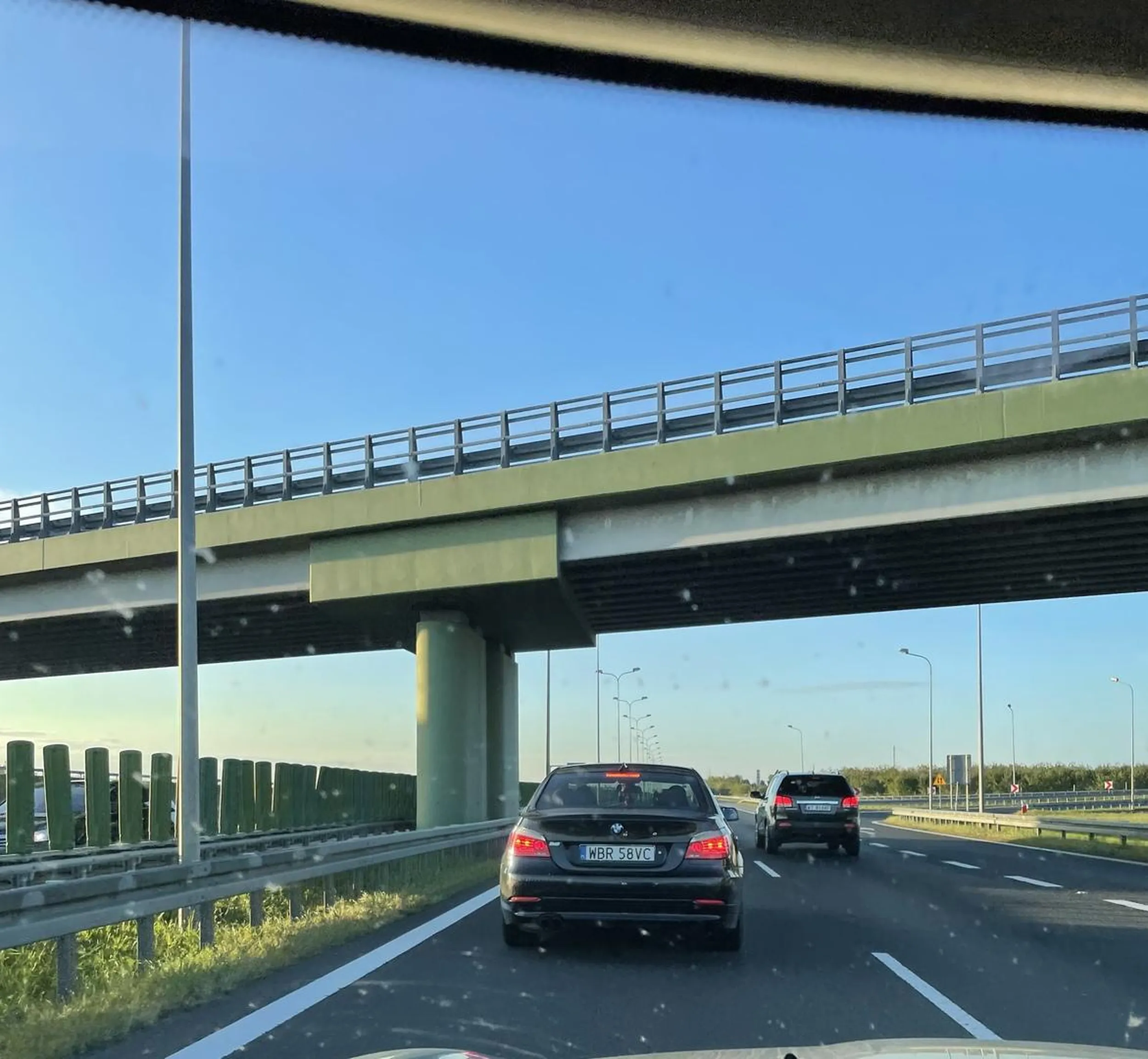 Kierowca pajac, który specjalnie blokuje lewy pas i hamuje co chwile swoim zdezelowanym BMW.