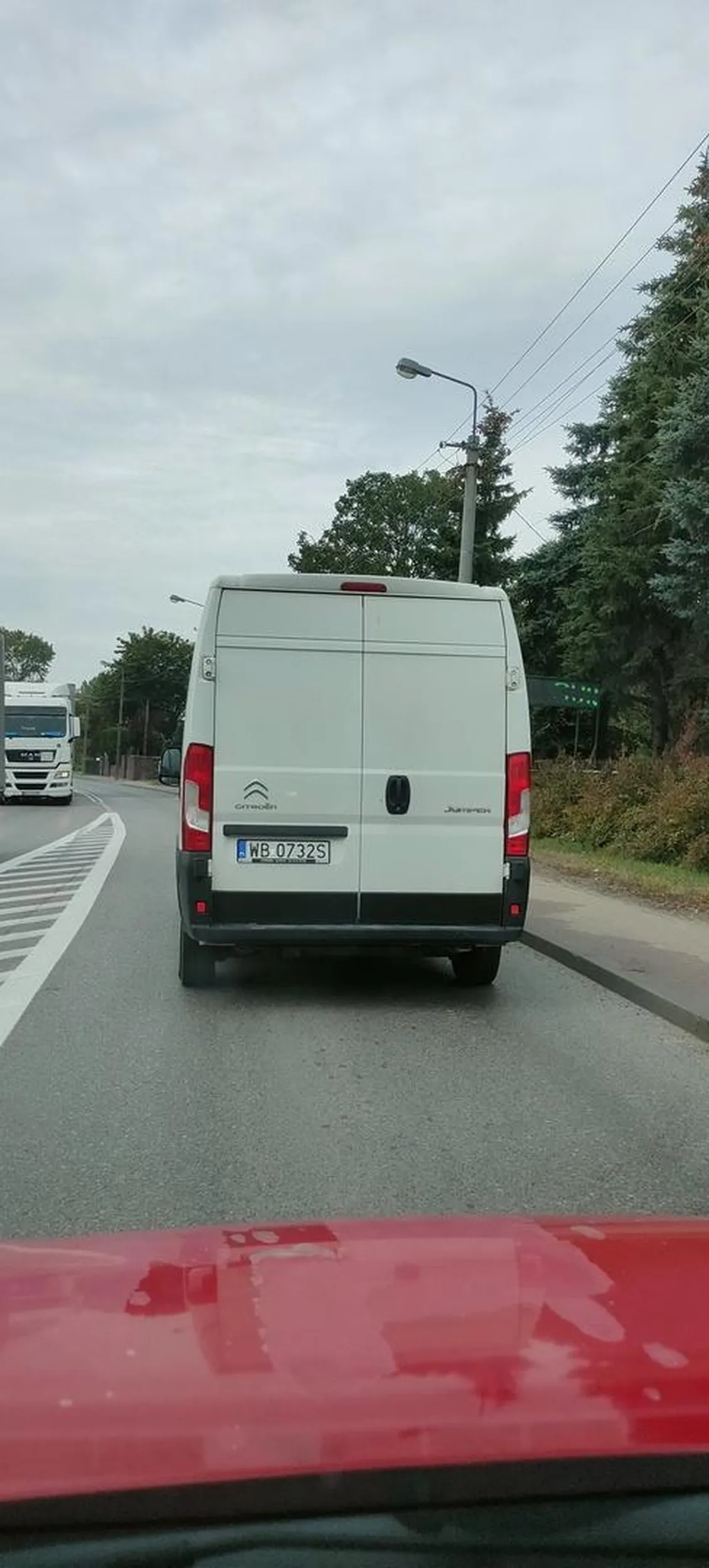 Zawalidroga, droga z Piaseczna do S8, jedzie 30 km/h , przed nim pusto ...ze świateł rusza po 5 sekundach. Brawo ten kierowca ;) Pewnie jajka wiózł....