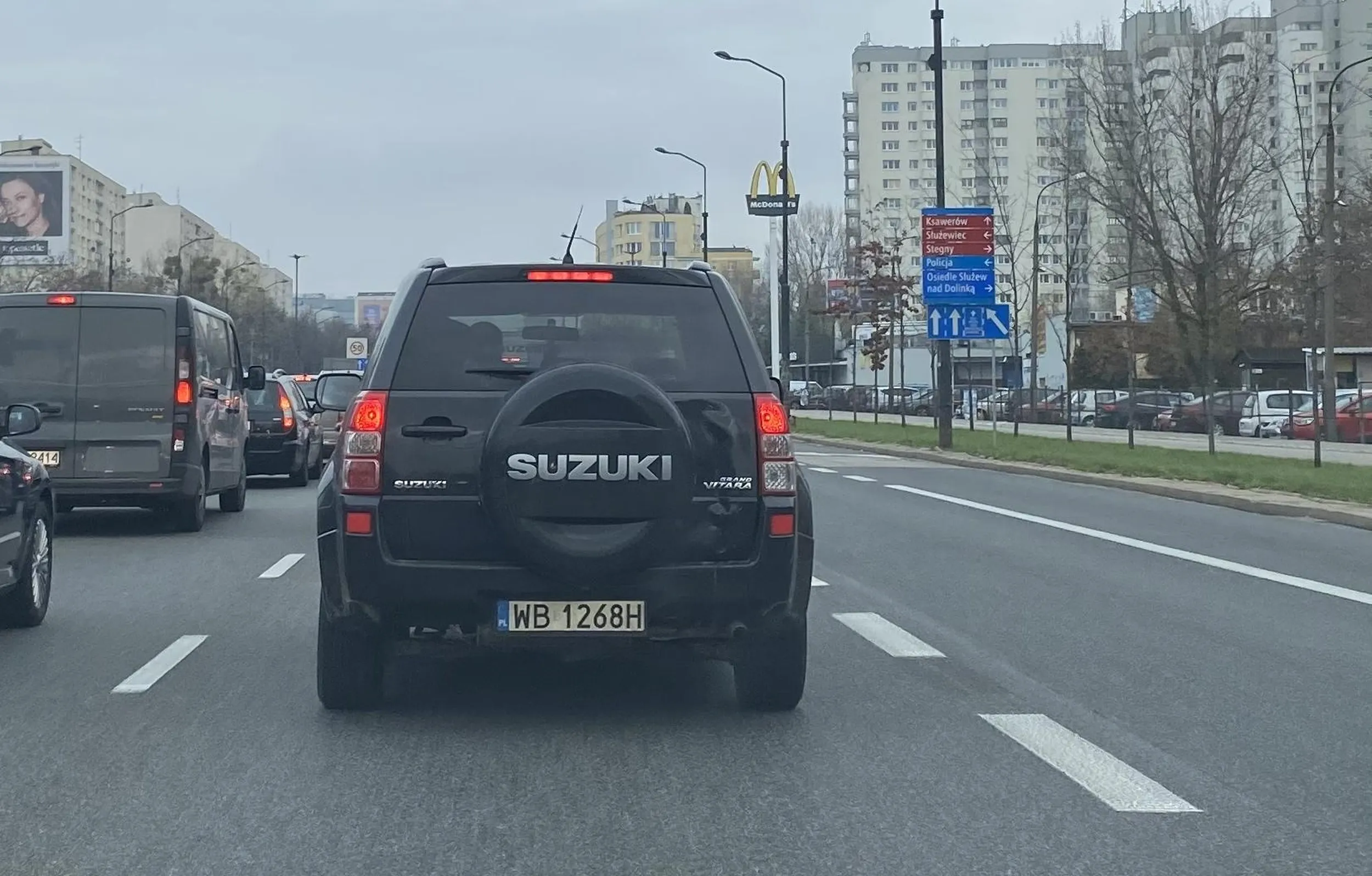 Wyprzedza, Zmienia pasy bez kierunkowskazow , zajezdza droge , zmusza do hamowania . Jak cos takiego nazwac ?