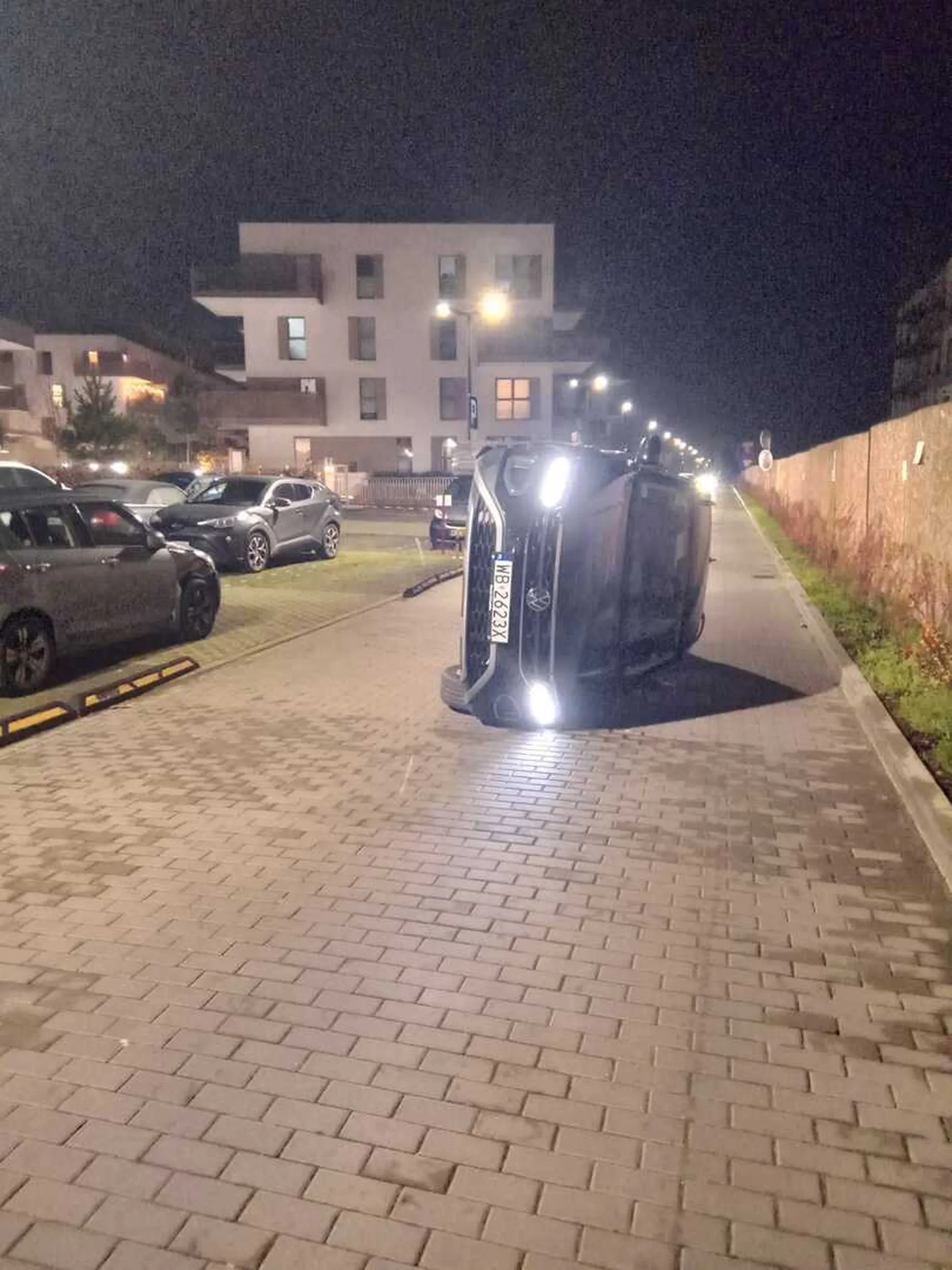 "Zaparkowała" auto bokiem na drodze, wjeżdżając w inne auto stojące na parkingu osiedlowym. Wg. mediów osoba prowadząca była nietrzeźwa, dodatkowo wiozła dwójkę dzieci.  Szczęście, że nikomu nic się nie stało.