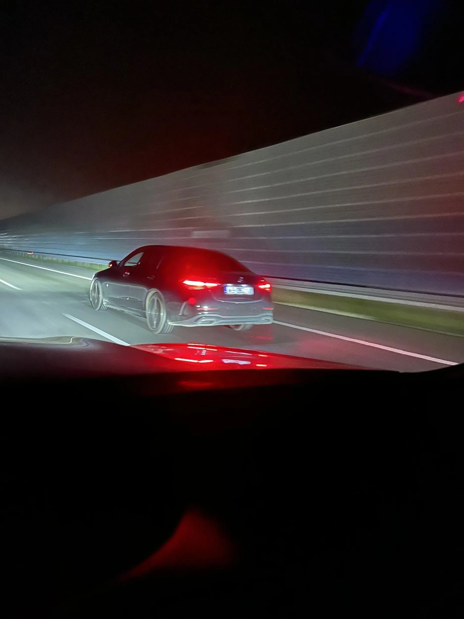 Kasztan jakich wiel, myśli ze jedzie mercedesem i wolno mu wszystko. Blokuje lewy pas i daje długimi jak ktoś go wyprzedzi.