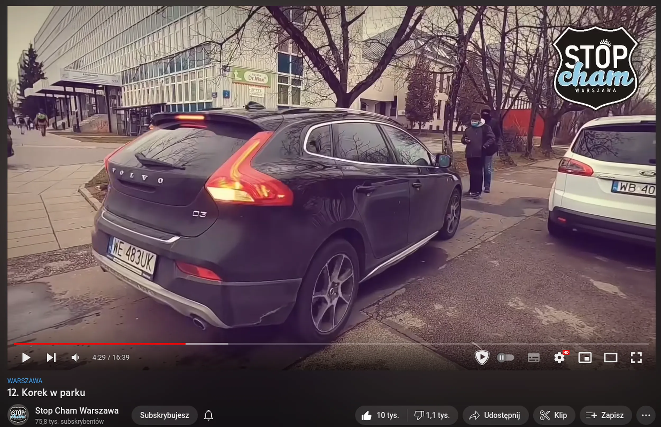 Jeździ i cofa po chodniku