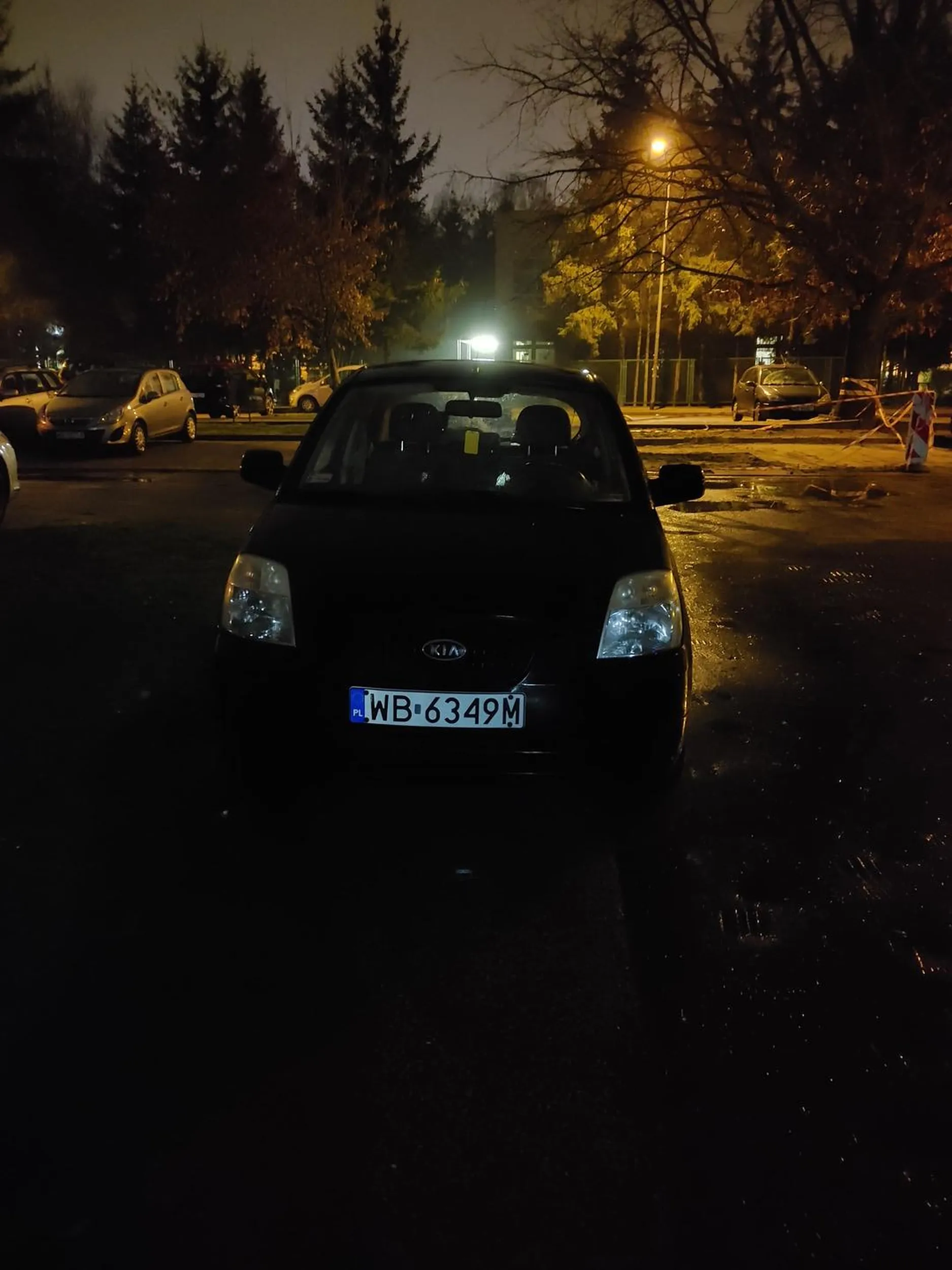 Świąteczne buractwo parkingowe. Pełno wolnych miejsc ale kierowca Kia Picanto musi parkować jak burak.