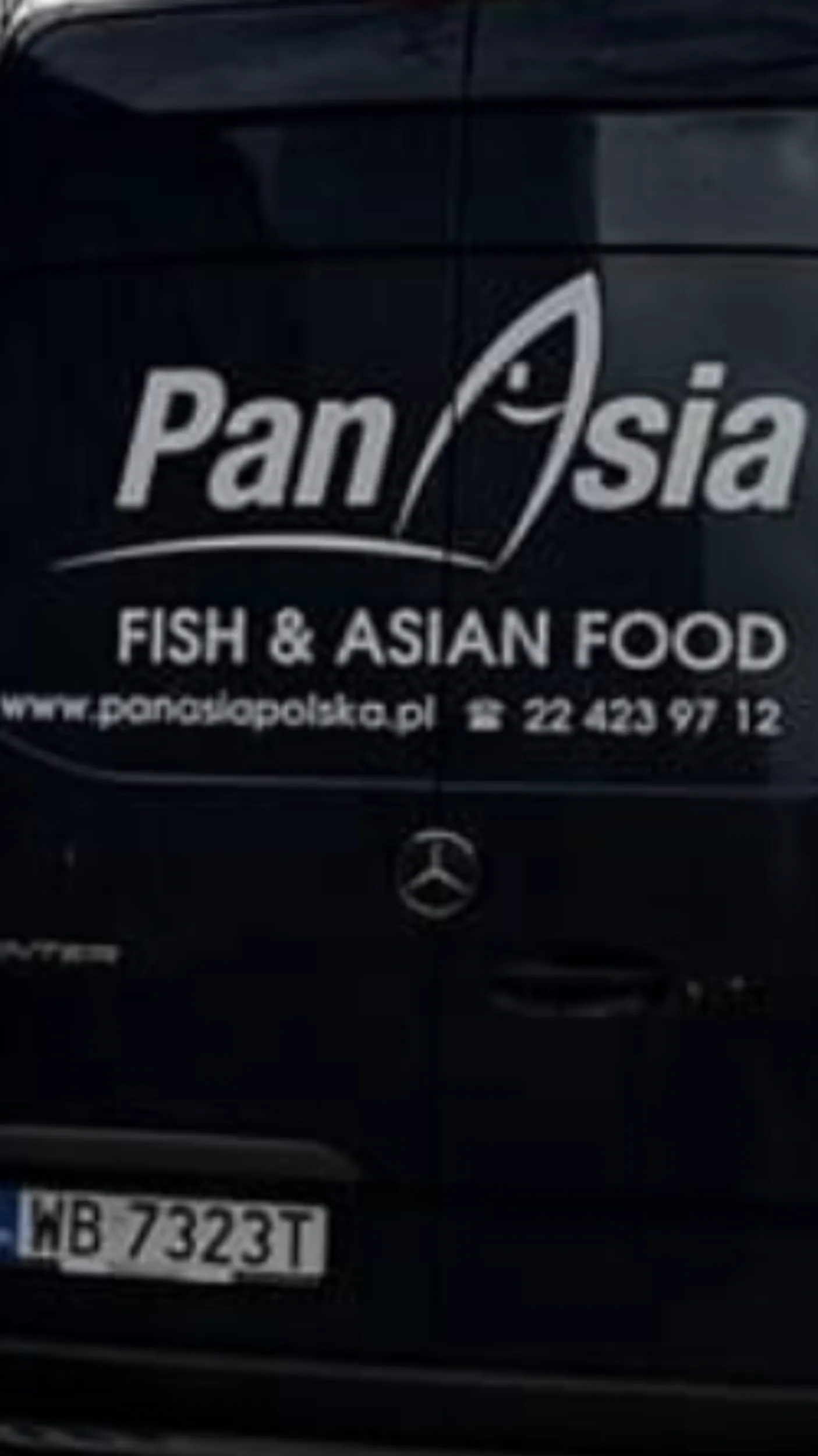 Koleś w dostawczym Mercedesie oznakowanym PanAsia polska , robił loda drugiemu . ?