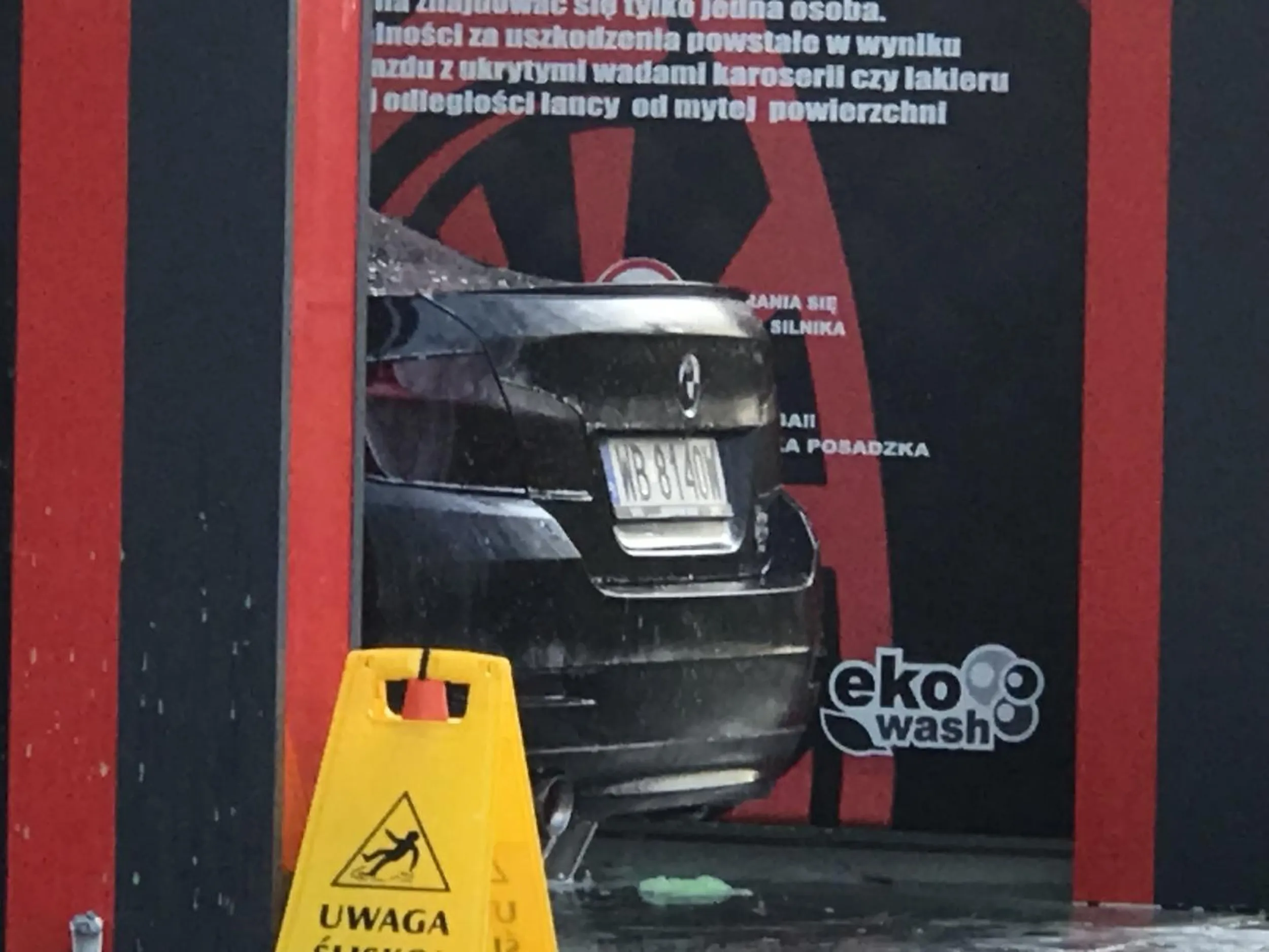 Incel w okularkach na publicznej myjni pucujący szczoteczką do zębów felgi w tatusiowej, leasingowanej, beemce. A że szkoda mu 2 zł, to środek do czyszczenia felg zbierał z kałuży pod samochodem. Typowy przykład mikropenisa widzącego jedynie swój incelowy nosek.