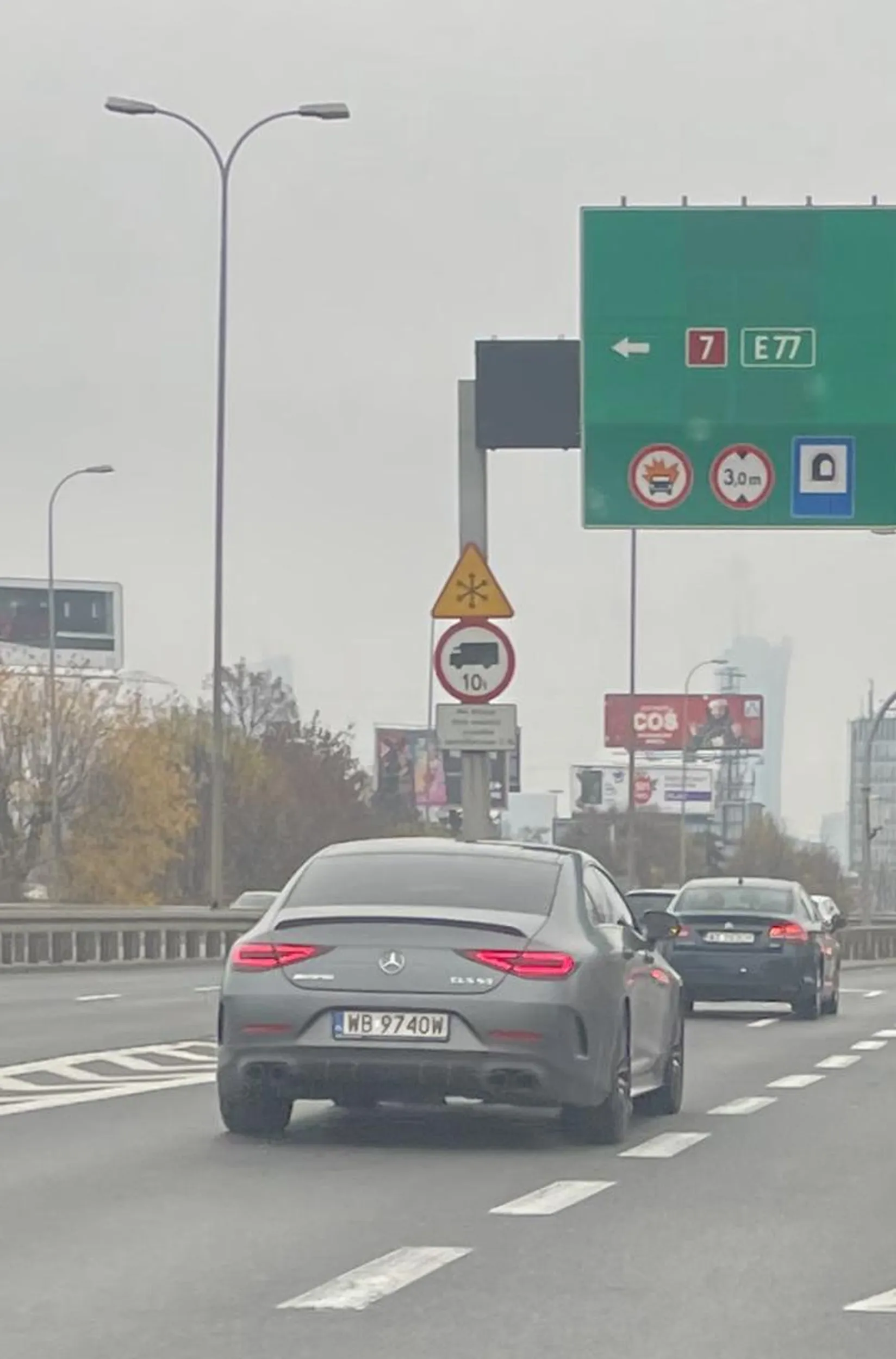 Facet podczas jazdy mizia się ze swoim chłopakiem zamiast skupić na drodze.