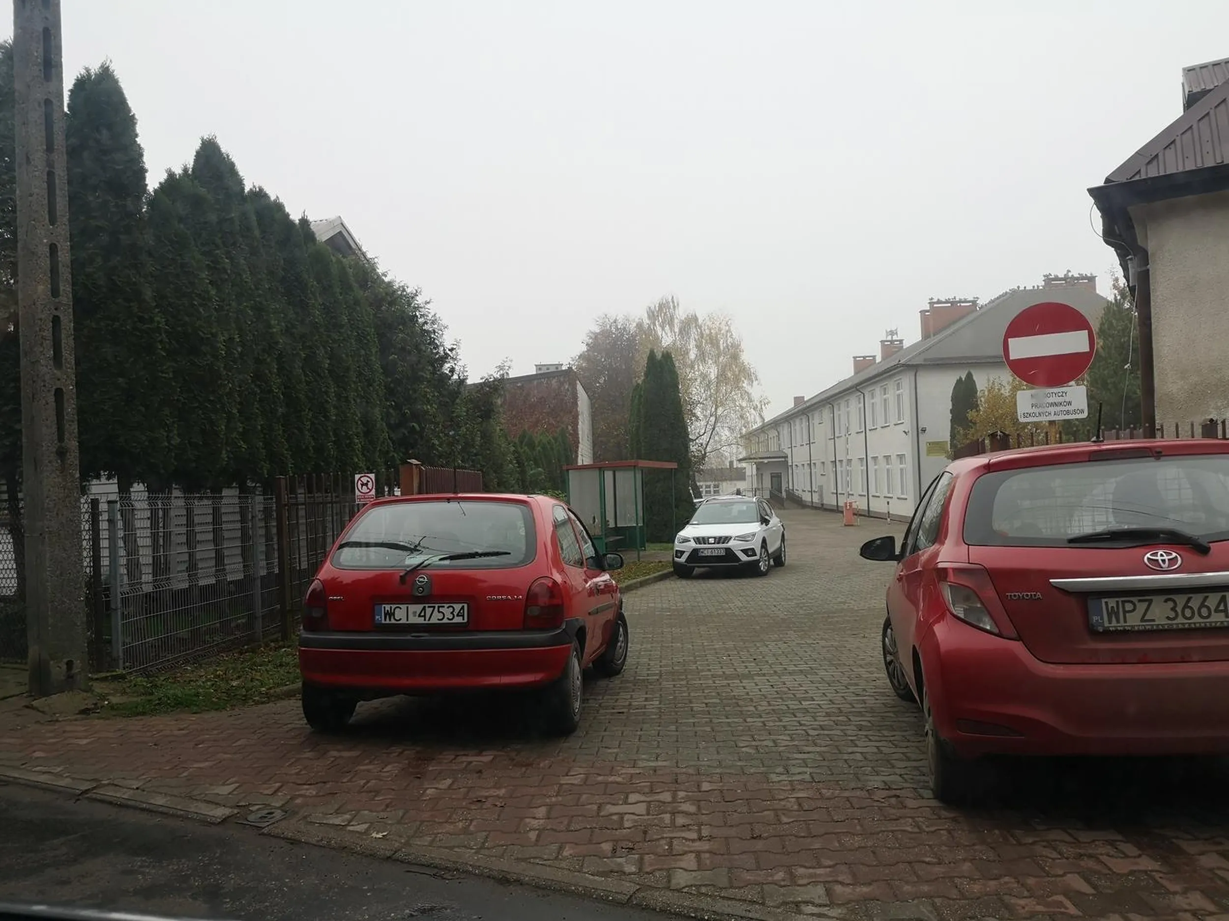 Kierowca parkuje gdzie mu pasuje. Zablokował wjazd na parking pod szkołą w Grudusku i zablokował wiele samochodów na parkingu. Brak myślenia nie pozdrawiam