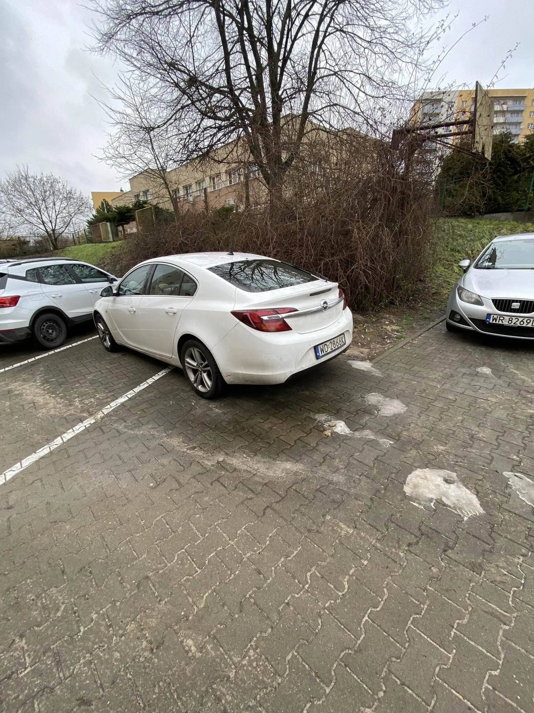 Parking osiedlowy, białe linie. Jak tak można zaparkować. Rozumiem że długie auto ale straży miejskiej nie będzie to obchodziło ;’)