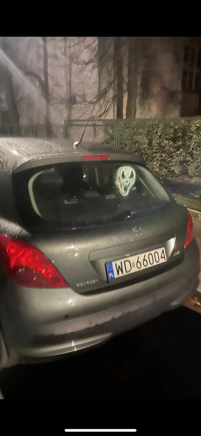 Ta poczwara ma jakąś straszna maskę ducha w aucie żeby straszyć w nocy przechodniów. Hamuj się !!!