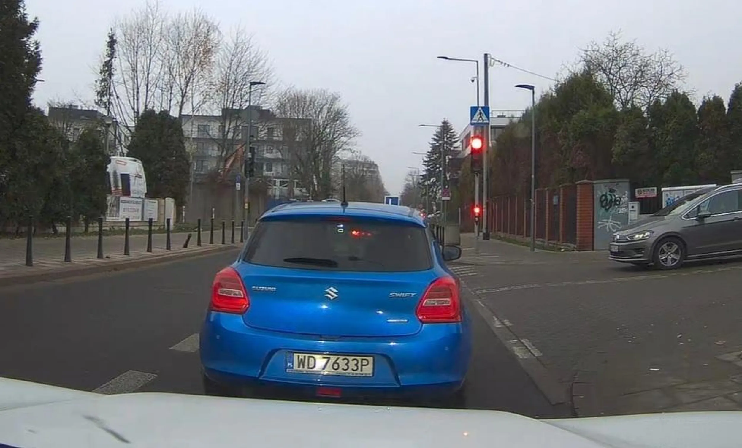 Cham i prostak. Blokuje ruch, robi korek i jeszcze pokazuje palec.