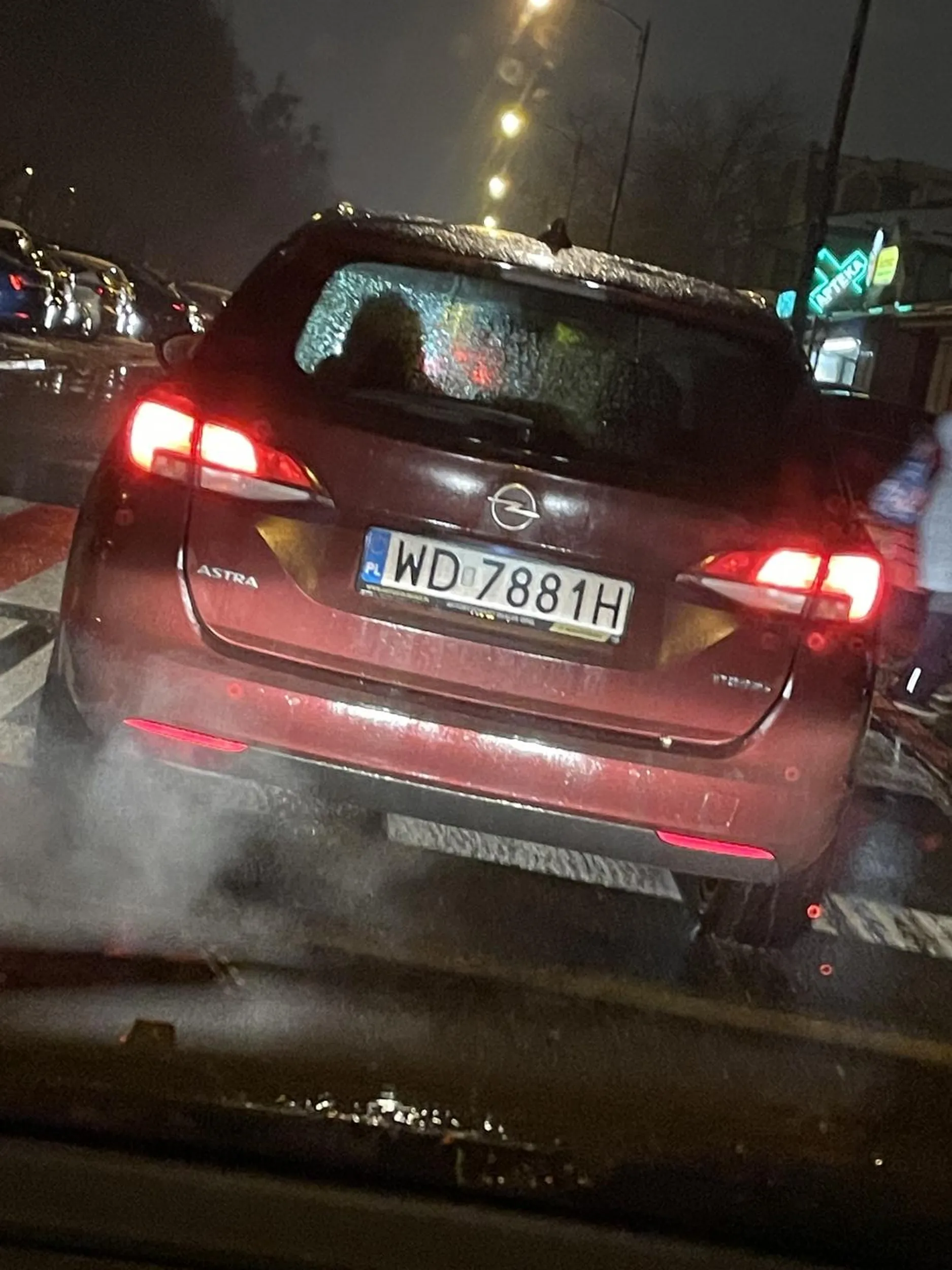 Totalny kretyn. Wyprzedza na sile na kończącym się odcinku na ulicy Kochanowskiego. Jedzie bardzo szybko. Gdybym nie zahamował wjechałby na pas obok. Totalnie nieodpowiedzialne zachowanie. Gdyby nie szlaban na Kochanowskiego poznalibyśmy się bliżej… żałuje…