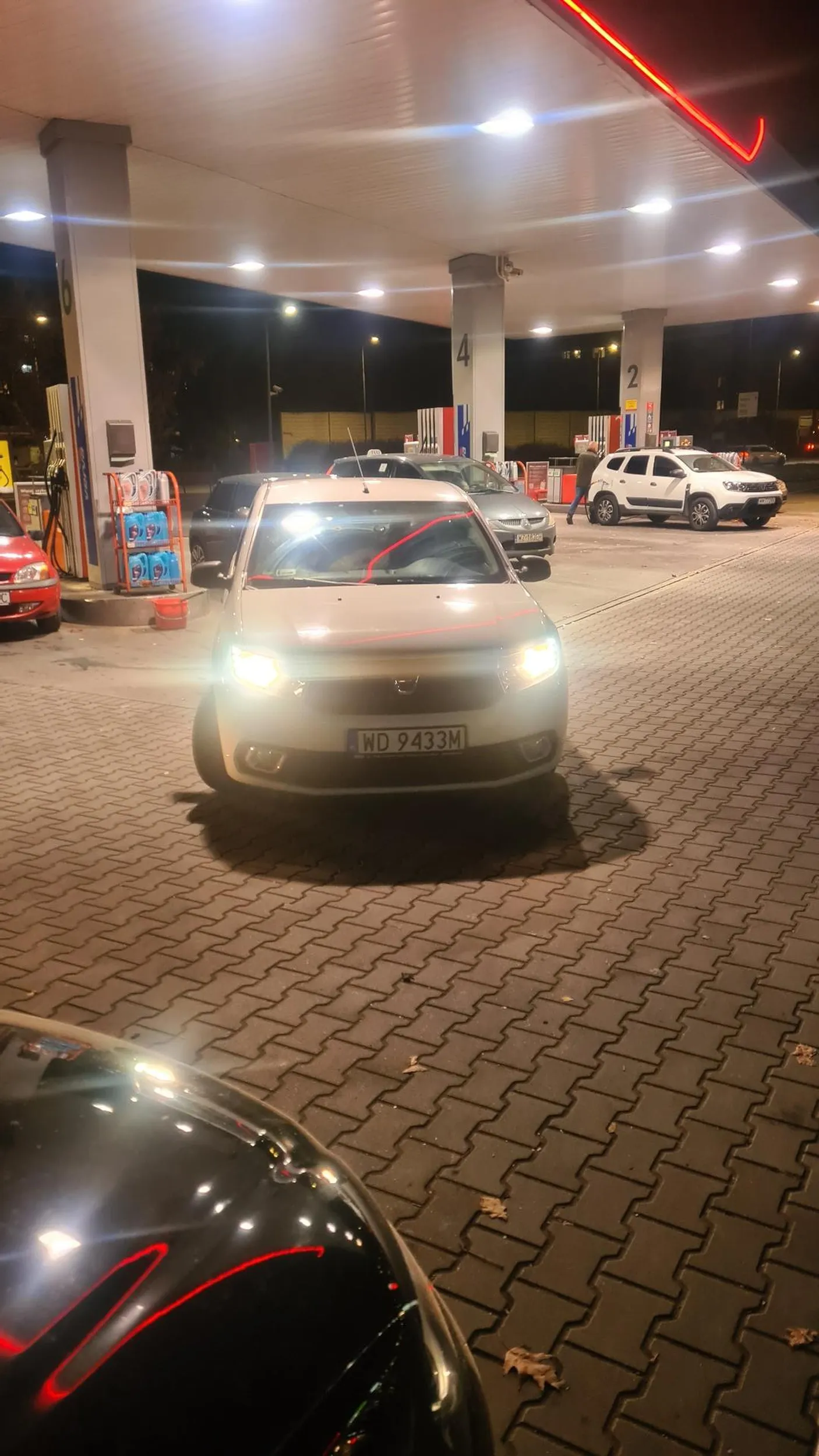 Obija drzwiami inne samochody.