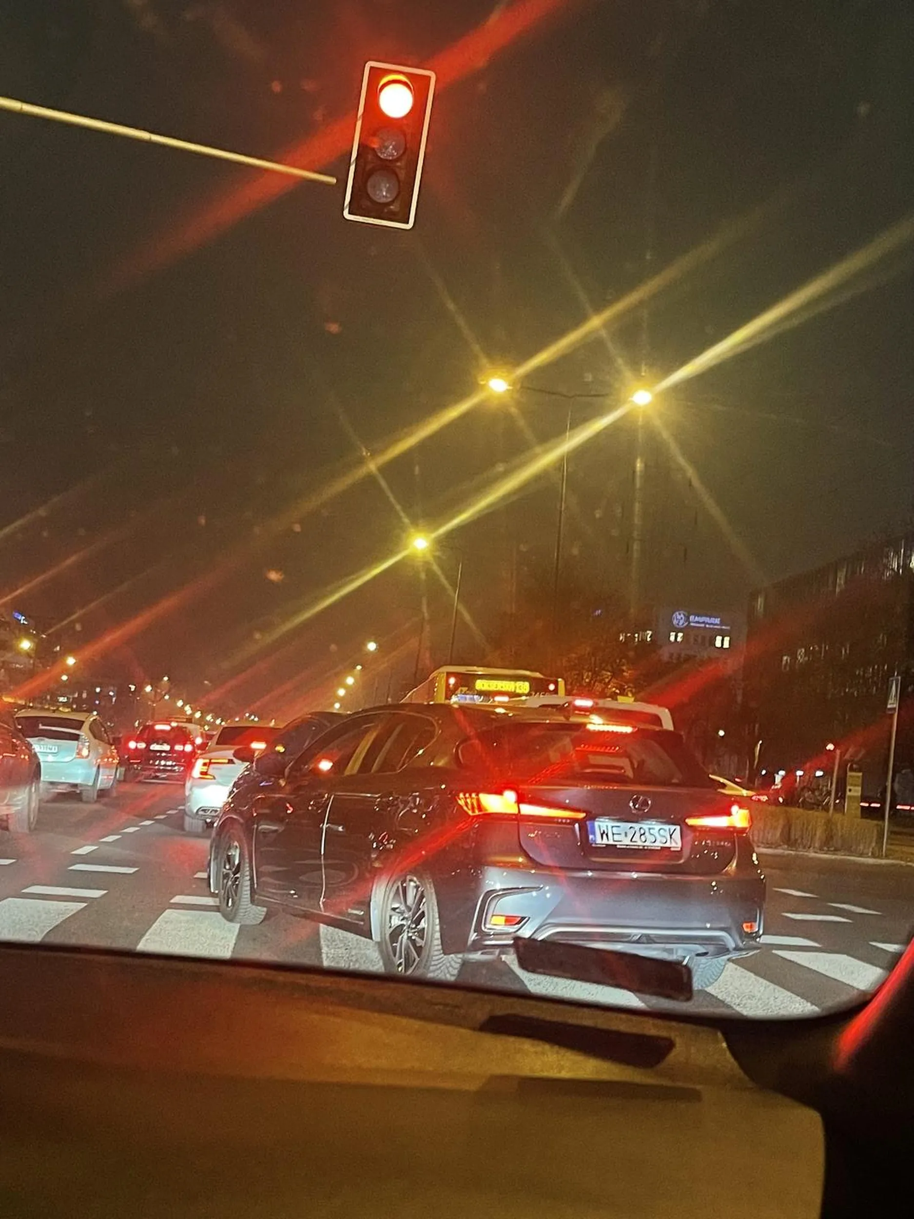 Paczcie jaki cham i prostak z auta premium