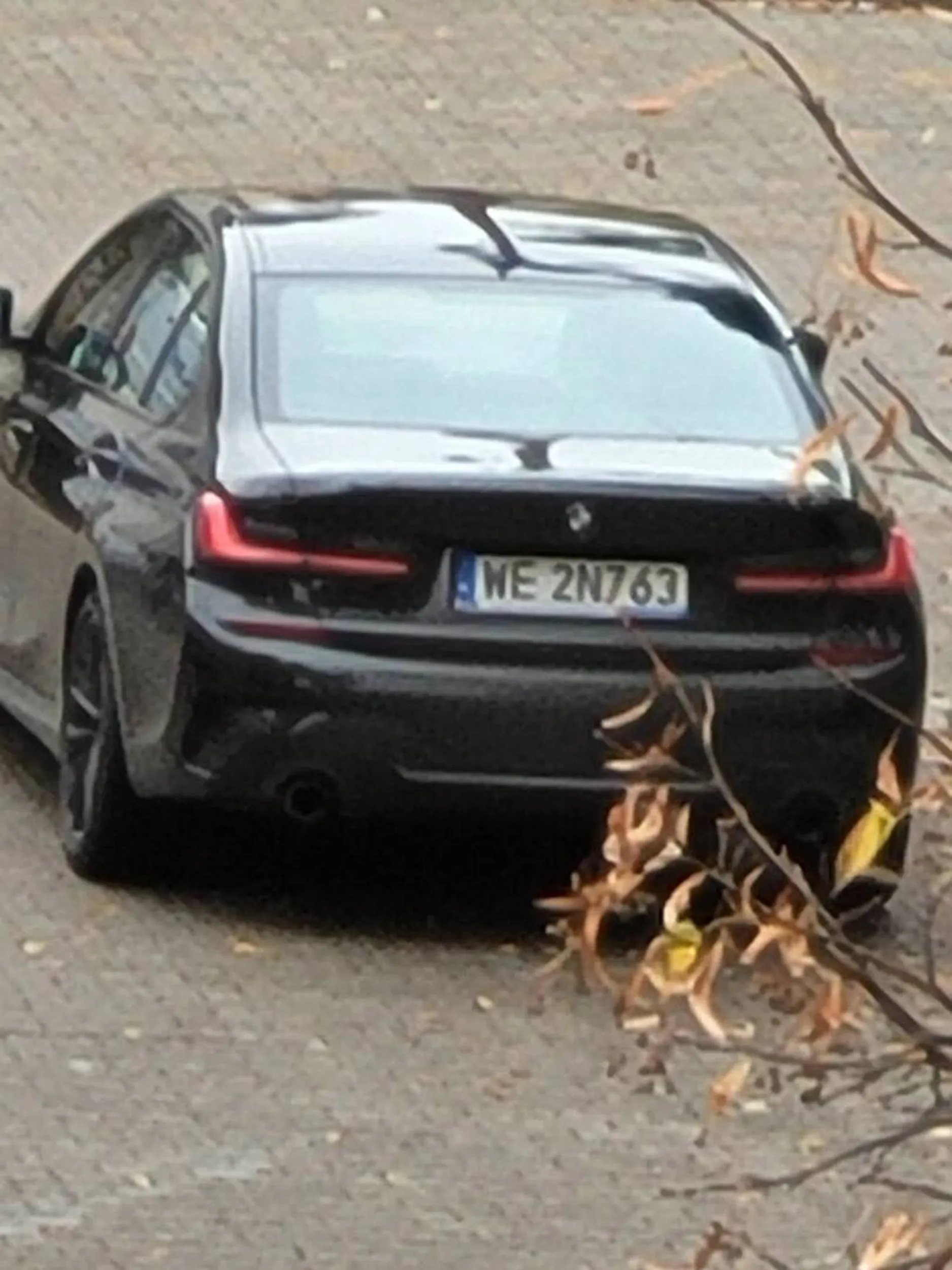 Kierowca z BMW w cenie 400 000 zł wyrzuca swoje śmieci na nie swoim osiedlowym śmietniku