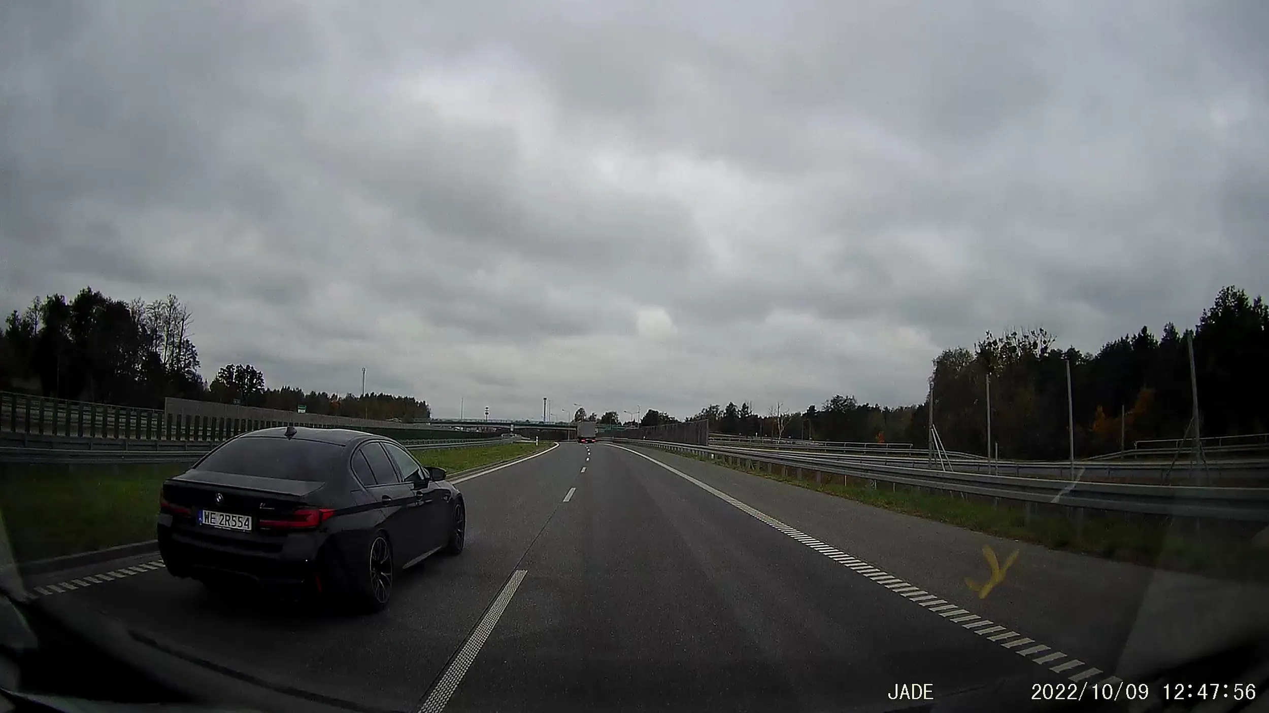 Głupi buc kupił sobie empałer i myśli, że innym nie wolno wyprzedzać. Wsiadanie na zderzak i błyskanie jak kretyn, bo miałem czelność wyprzedzać ciężarówkę jadąc jedynie 140 km/h