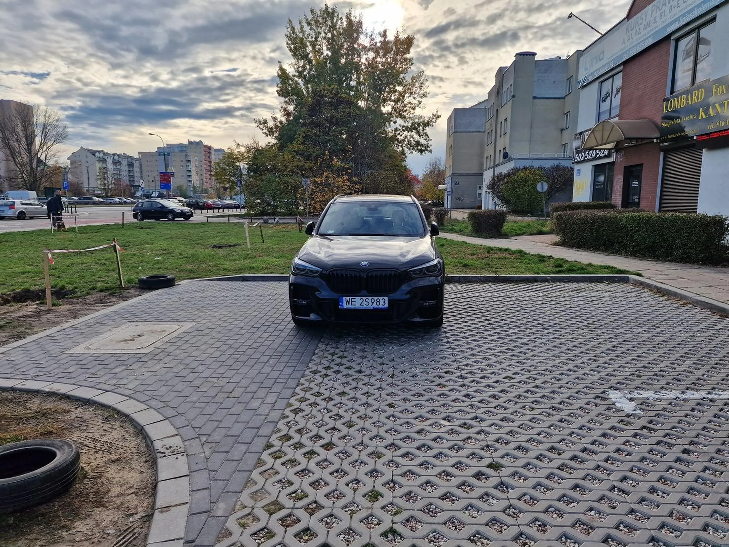 Parkowanie przez całą dobę na prywatnym parkingu lecznicy weterynaryjnej Wieża na Bemowie w Warszawie na miejscu przeznaczonym do zawracania aut. Bezmyślność i brak szacunku dla klientów lecznicy.