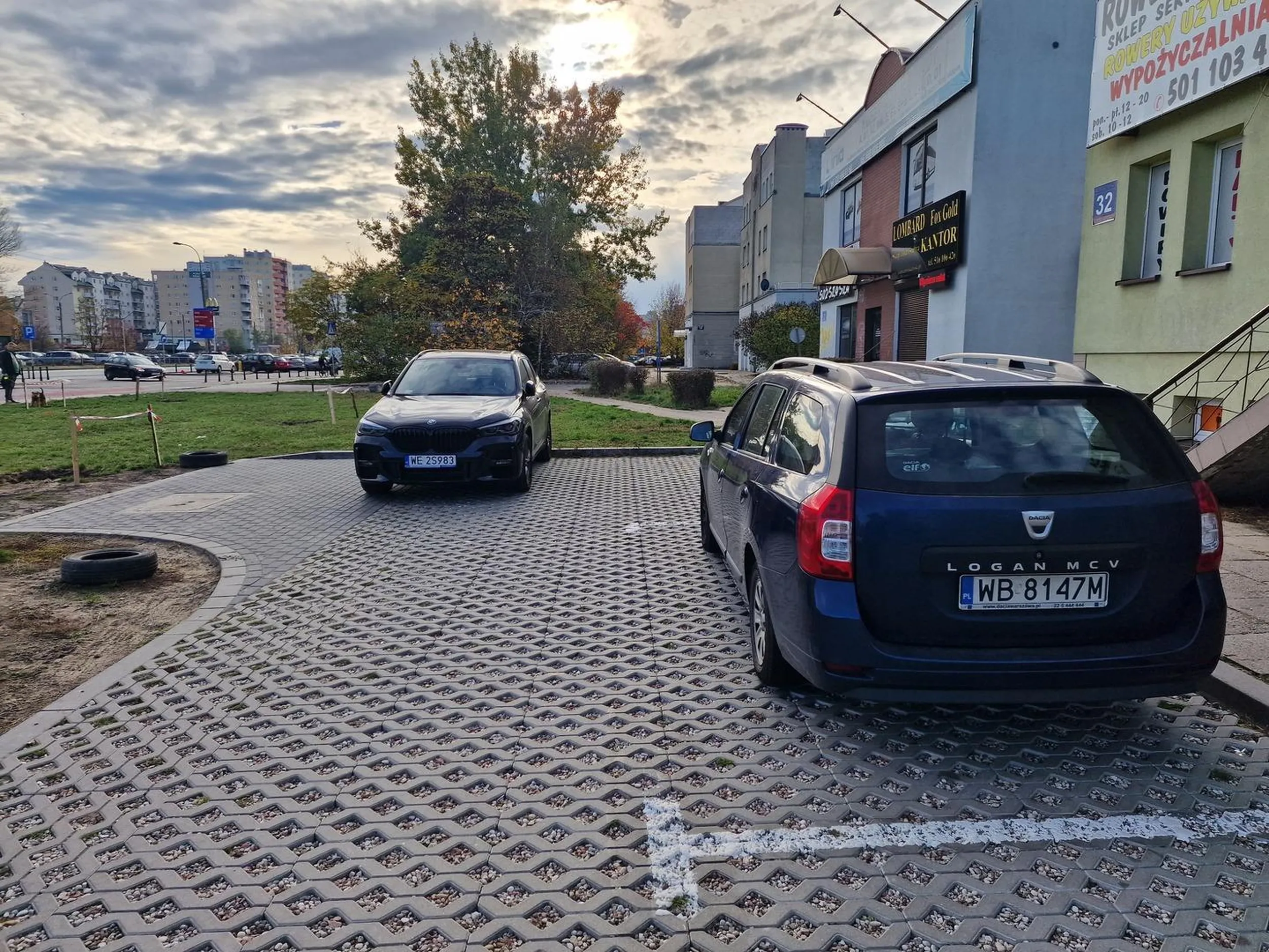 Parkowanie przez całą dobę na prywatnym parkingu lecznicy weterynaryjnej Wieża na Bemowie w Warszawie na miejscu przeznaczonym do zawracania aut. Bezmyślność i brak szacunku dla klientów lecznicy.