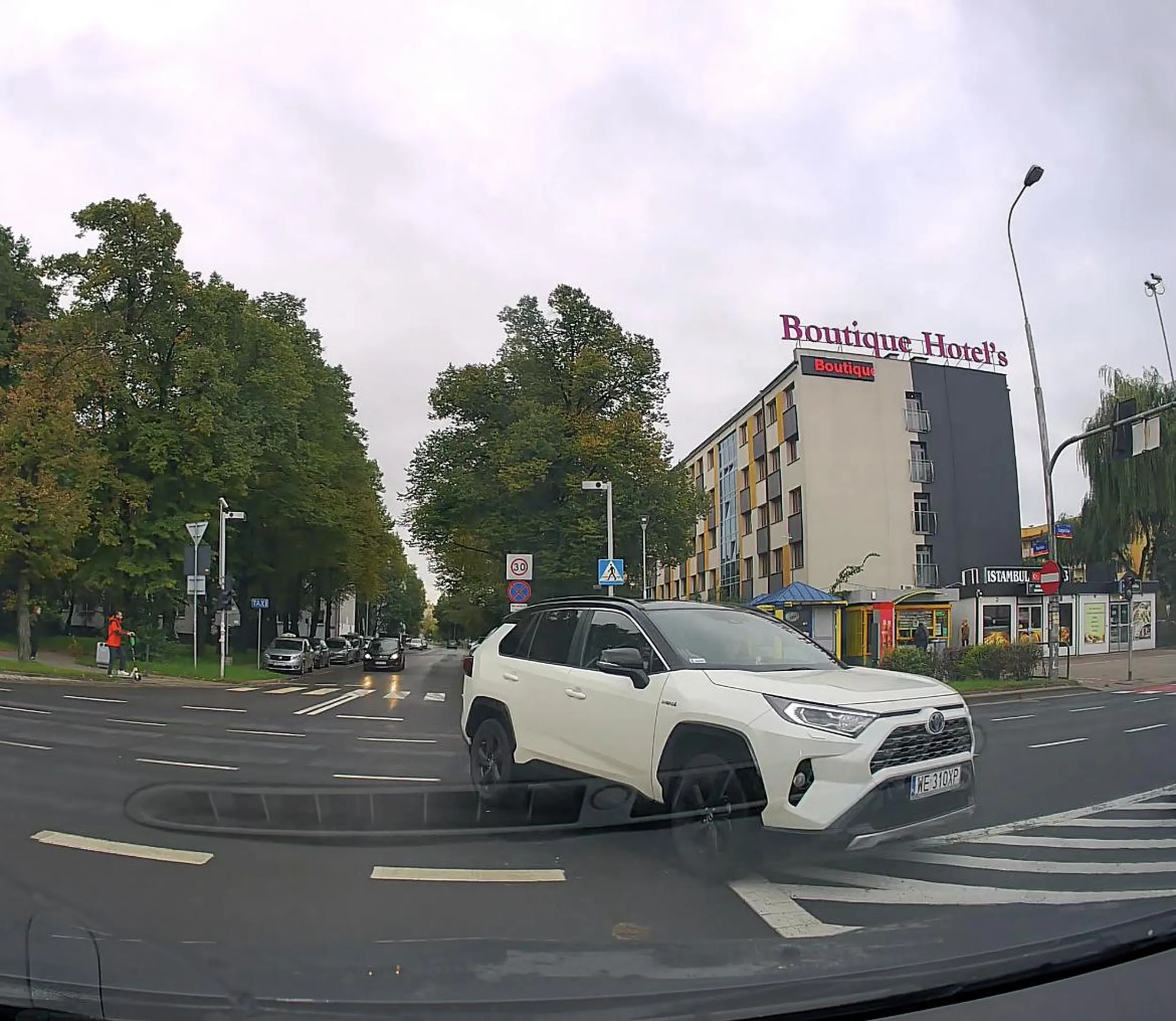 Na skrzyżowaniu pod prąd. Zamiast wymachiwać ręką proponuję przypomnieć sobie przepisy ruchu drogowego.