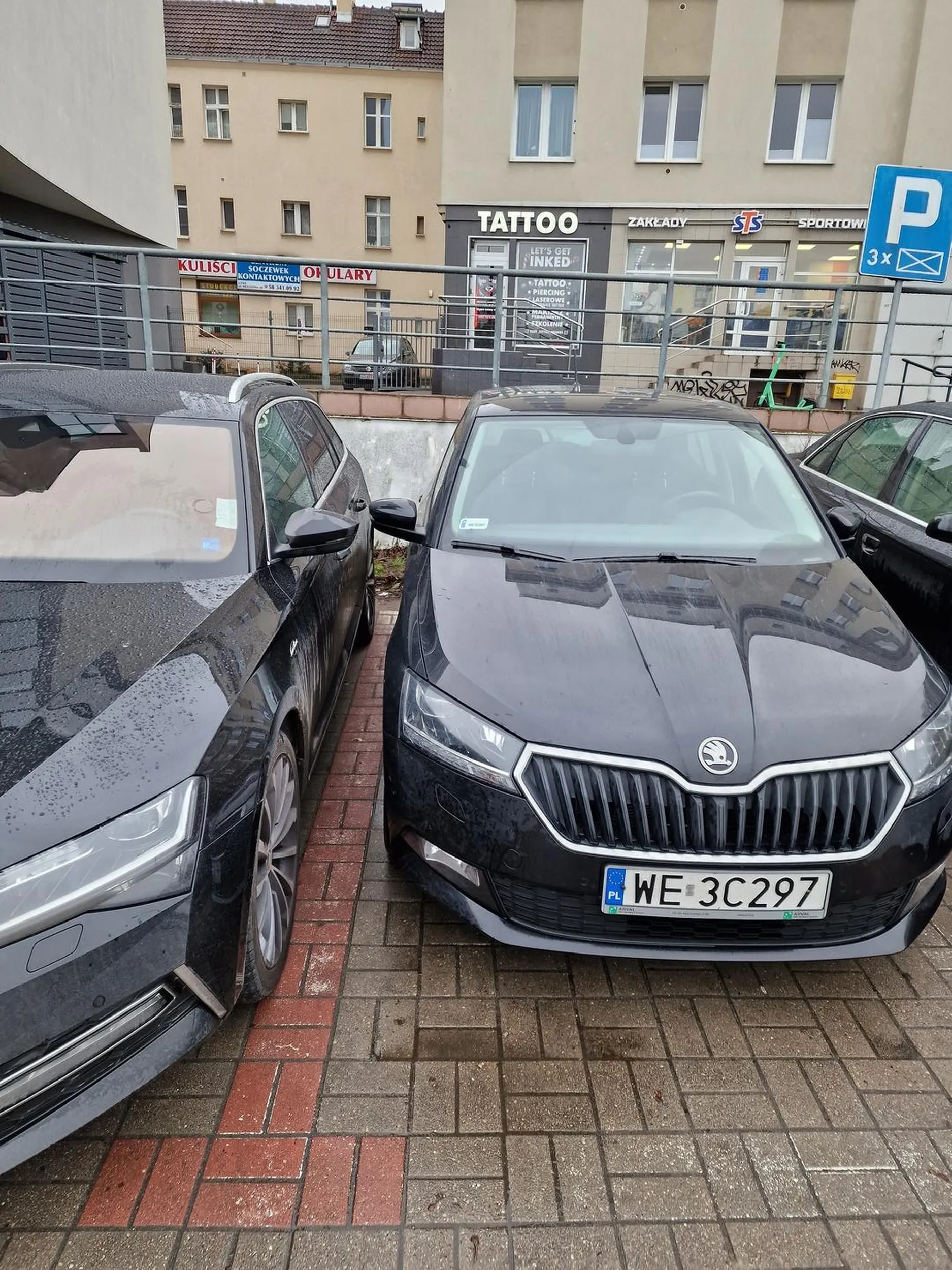 Typowy bałwan egoista. Zastawić człowieka na parkingu i pójść w najlepsze. Zero empatii i myślenia.